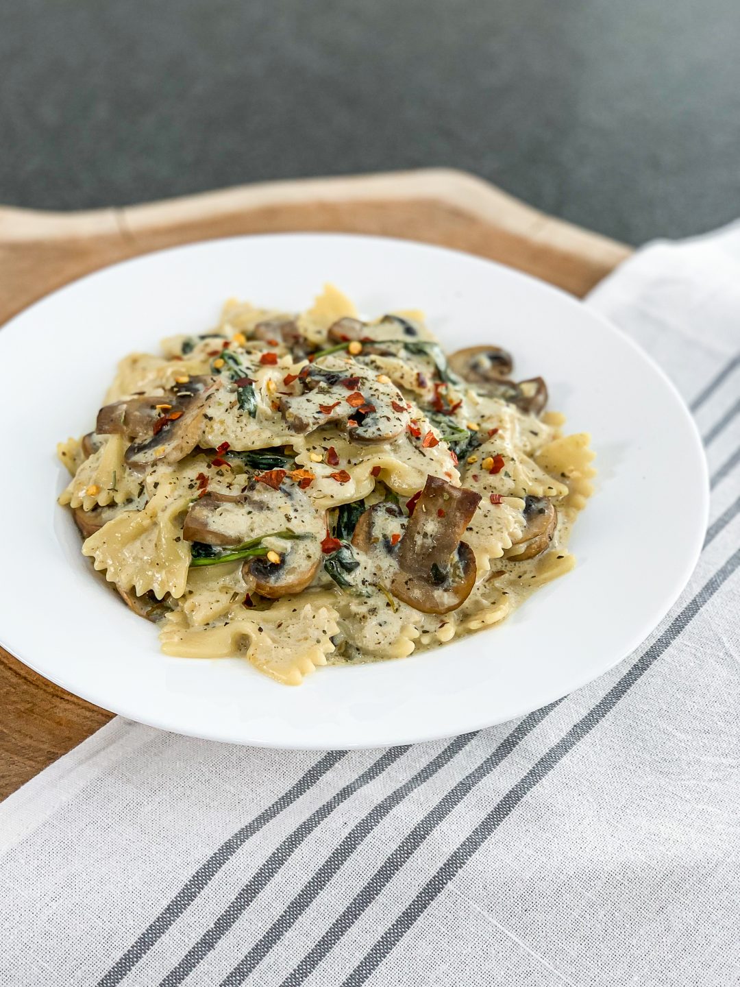 One Pot Garlic Parmesan Pasta With Spinach And Mushrooms Sweet Pea S