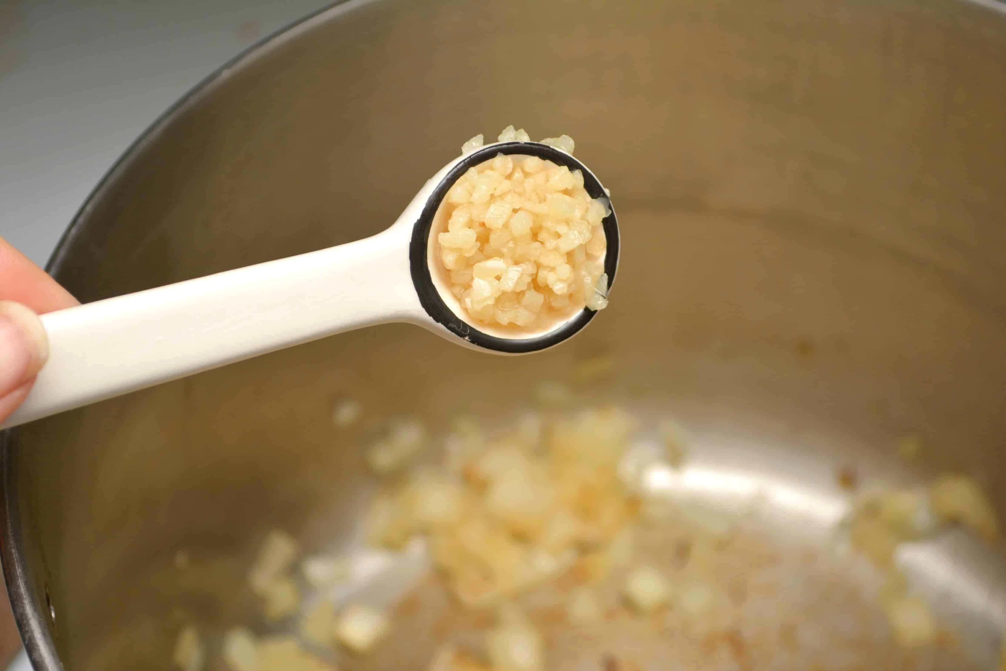 garlic in measuring spoon