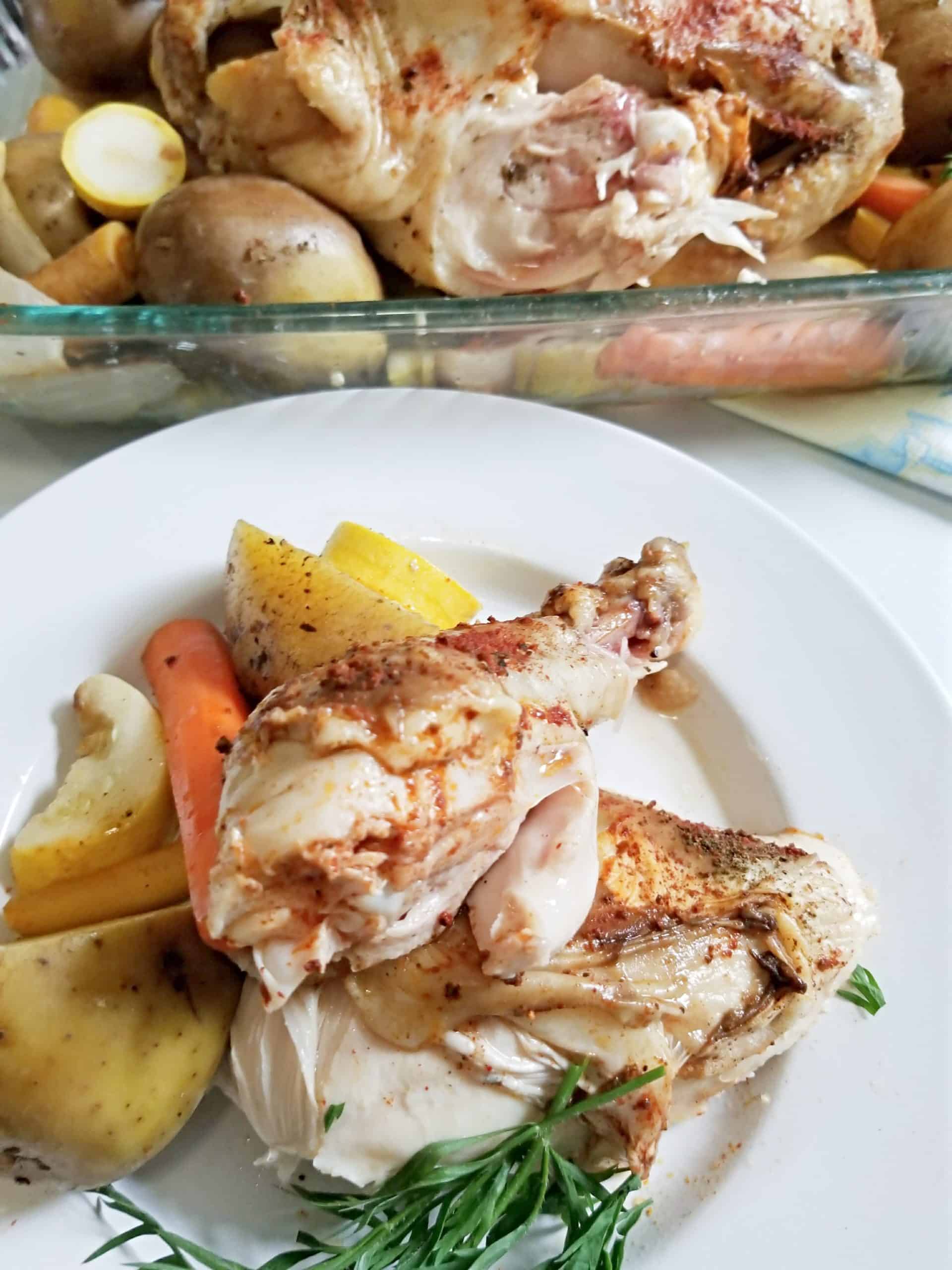 Pote de Frango Inteiro Assado com Legumes de Verão