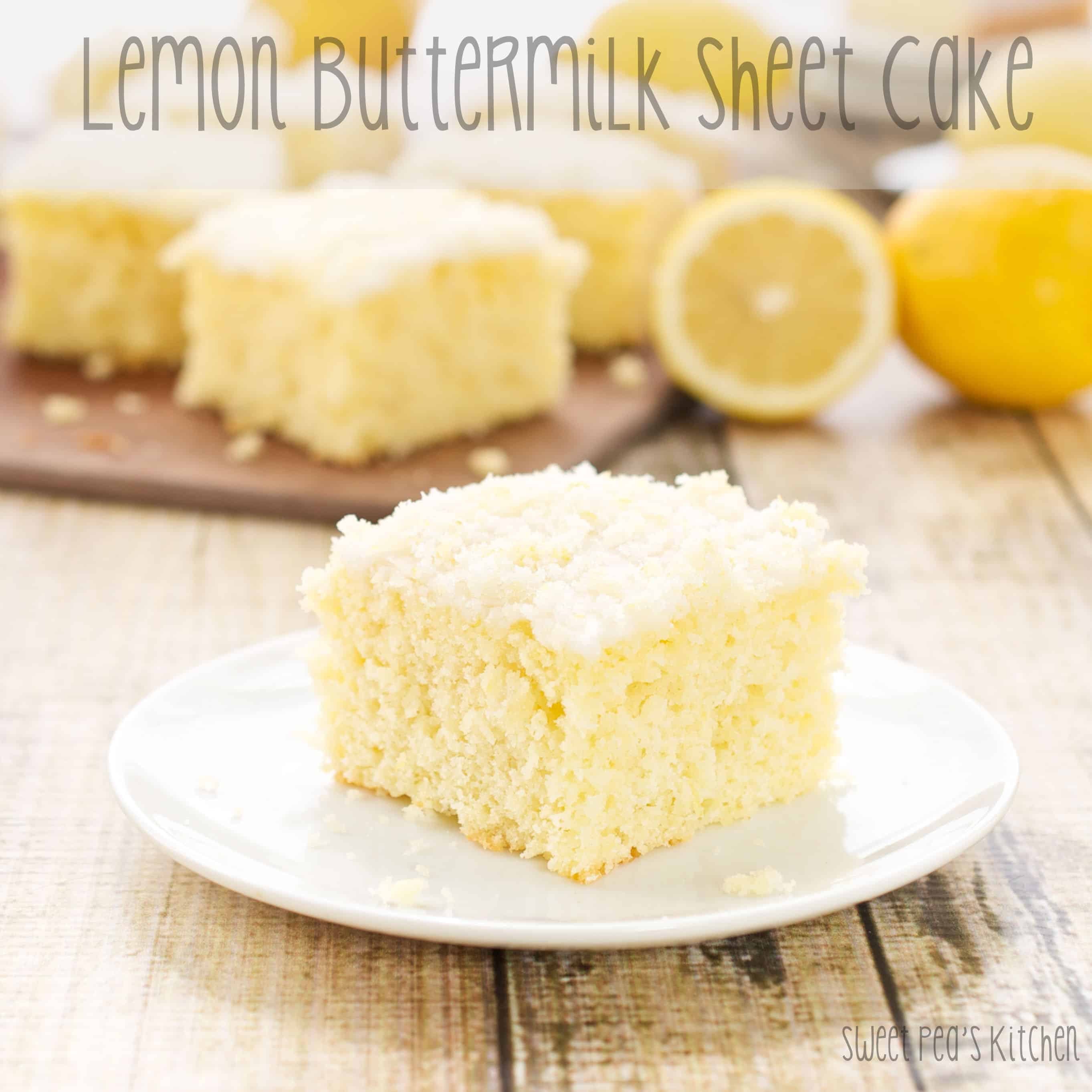  ricetta torta al limone umida su un piatto bianco