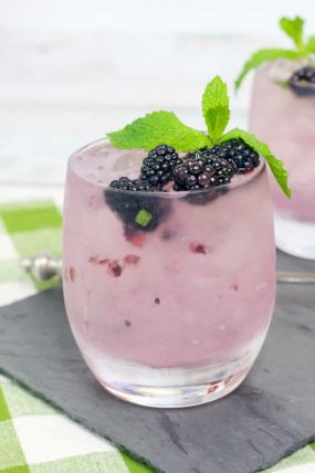 Easy Blackberry Vodka Smash Recipe, best vodka based cocktail, Easy Blackberry Vodka Smash, vodka cocktail summer drink