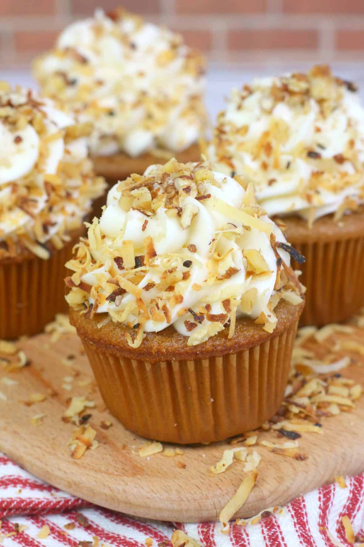  homemade hummingbird cupcakes ,cinnamon cream cheese frosting