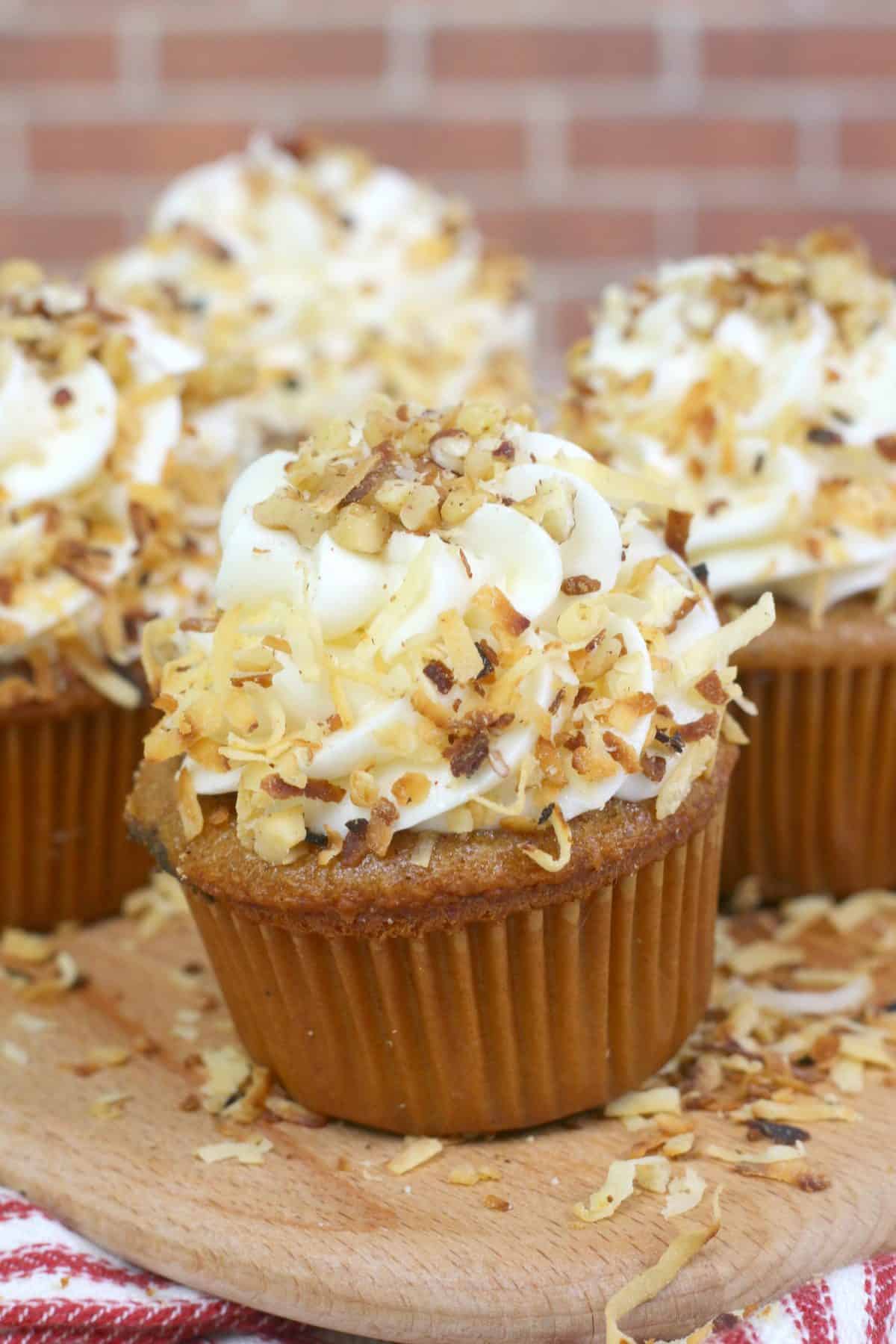 hummingbird muffins, cinnamon cream cheese frosting