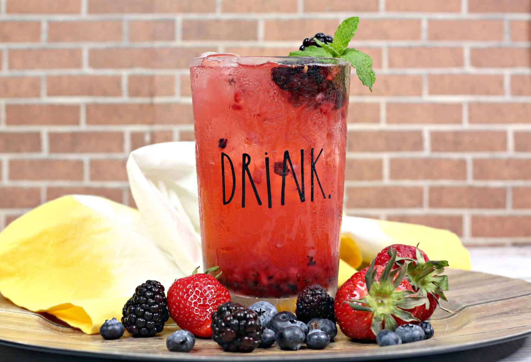 berry cocktail, fruity alcoholic drink