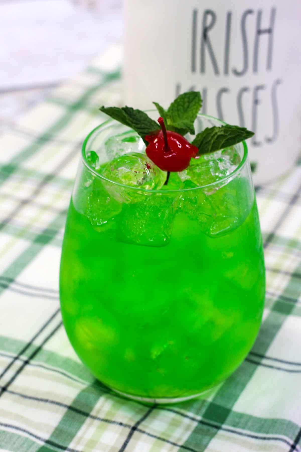 luck of the irish cocktail, Green cocktail recipe