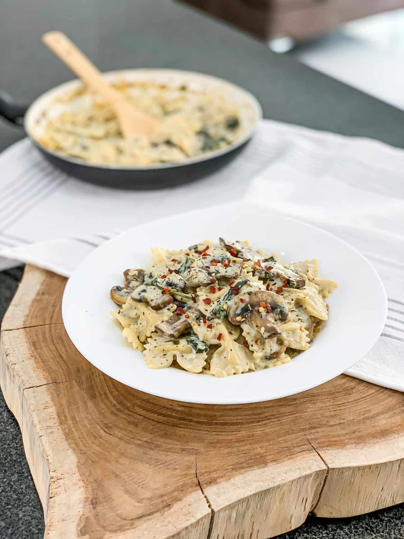 One Pot Garlic Parmesan Pasta With Spinach And Mushrooms Sweet Pea S Kitchen