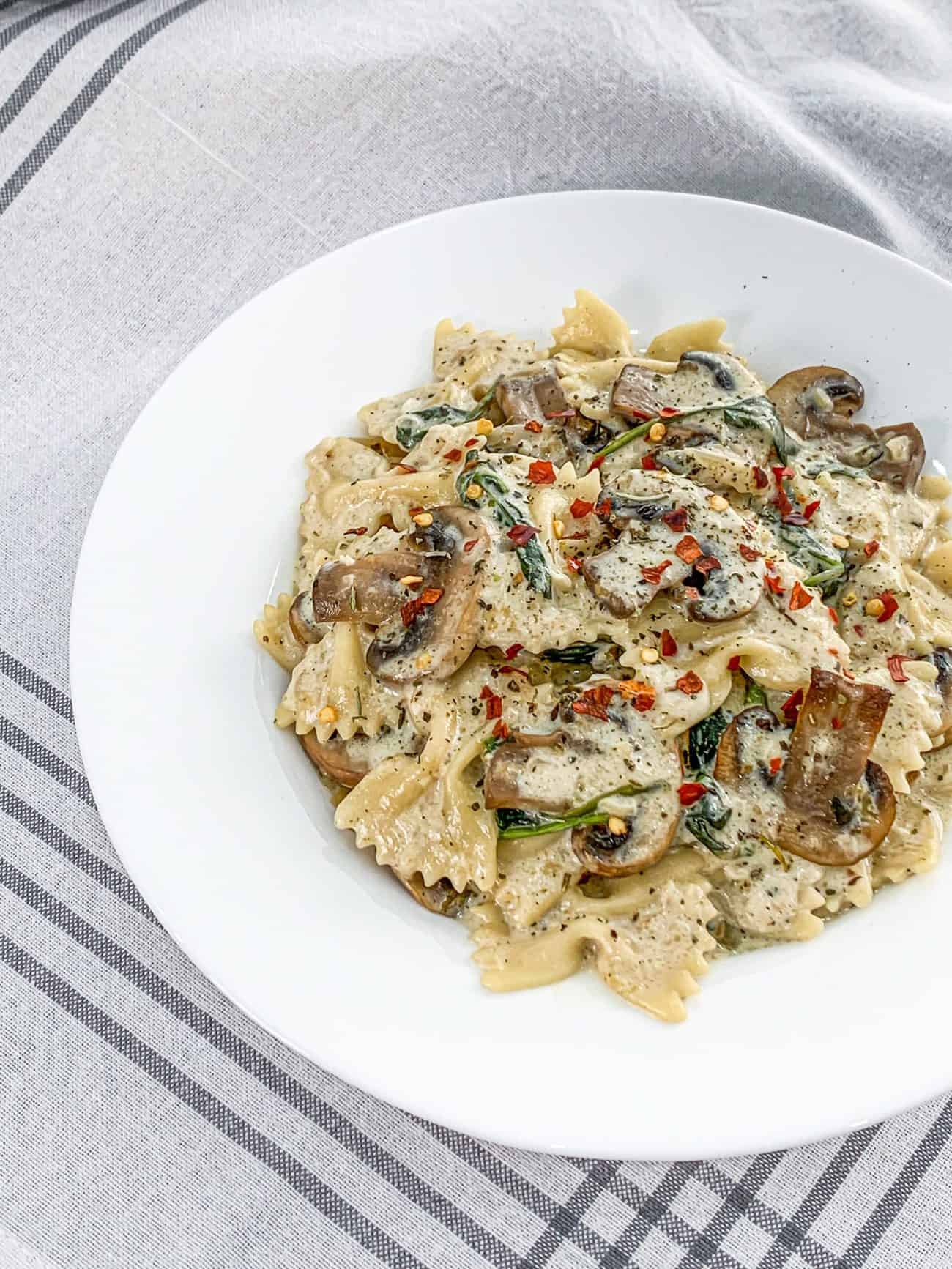 One Pot Garlic Parmesan Pasta with Spinach and Mushrooms