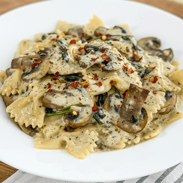 One Pot Garlic Parmesan Pasta with Spinach and Mushrooms