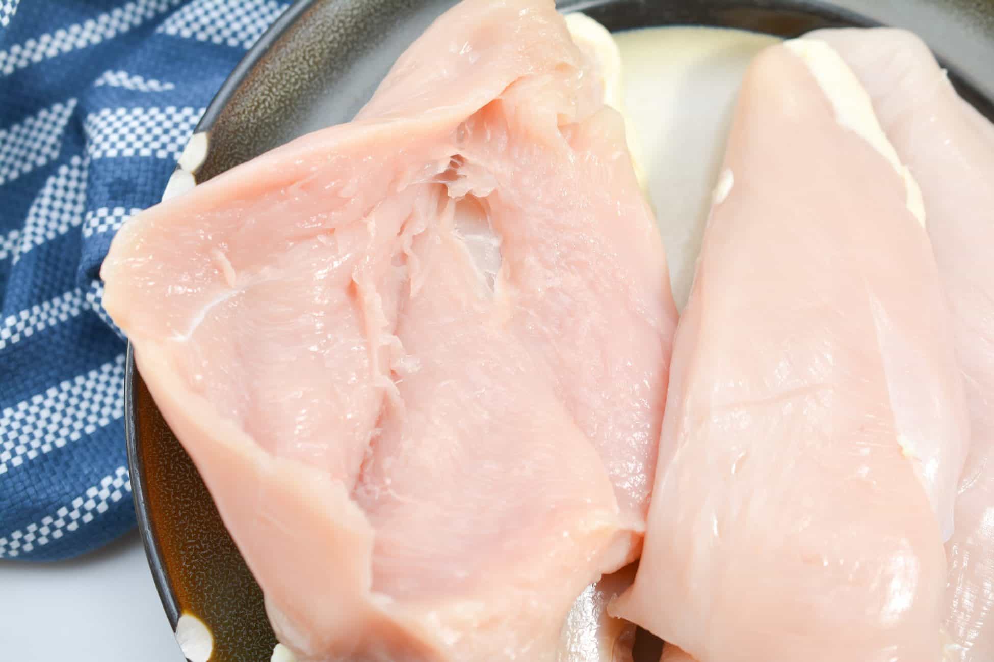  Slice a pocket into the middle of the chicken breasts lengthwise. Be sure not to cut the chicken breasts completely through.