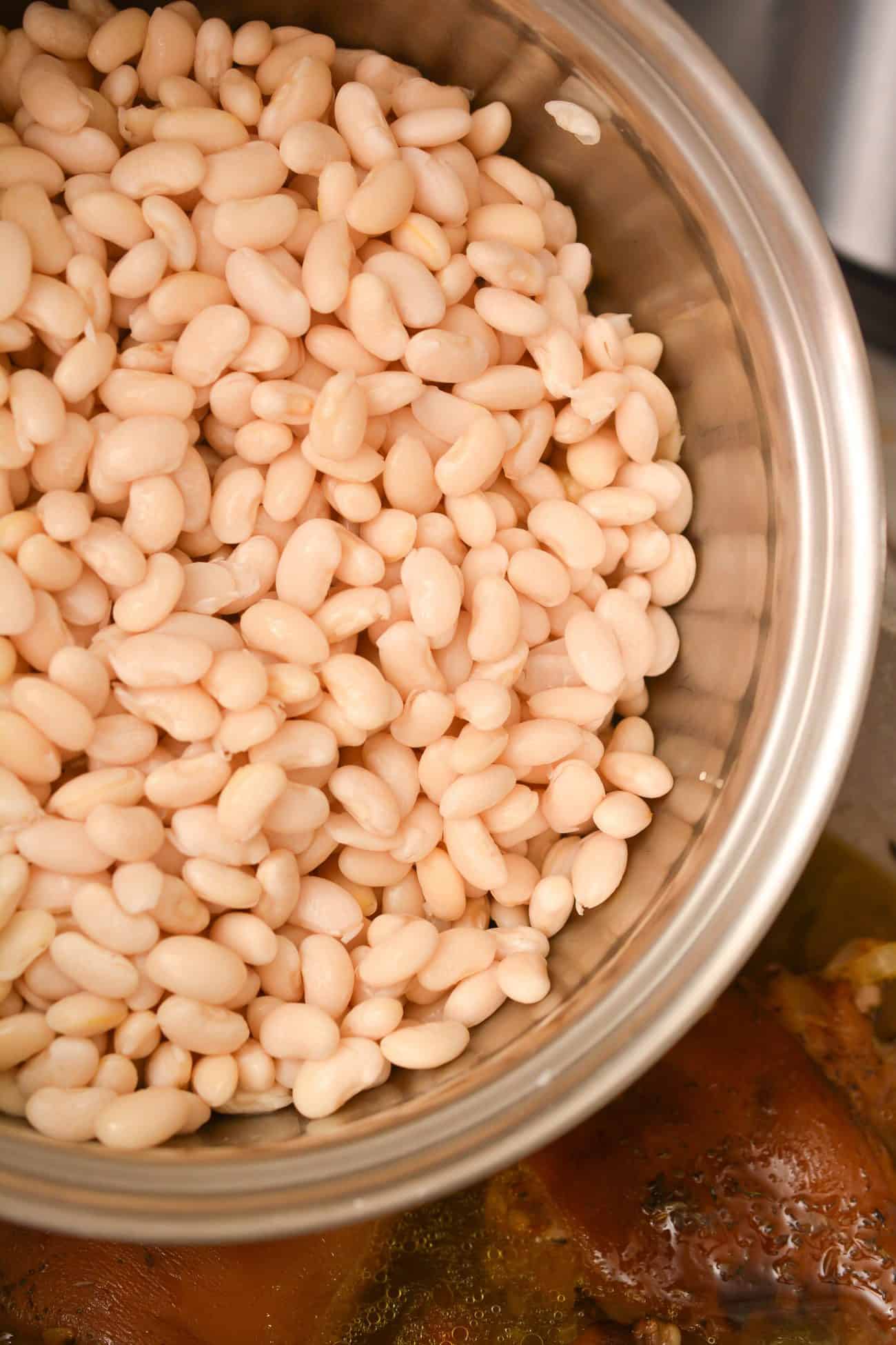 Fit a pot with water and bring to a boil. Remove the pot from the heat, pour in the beans, and soak for 2 hours.