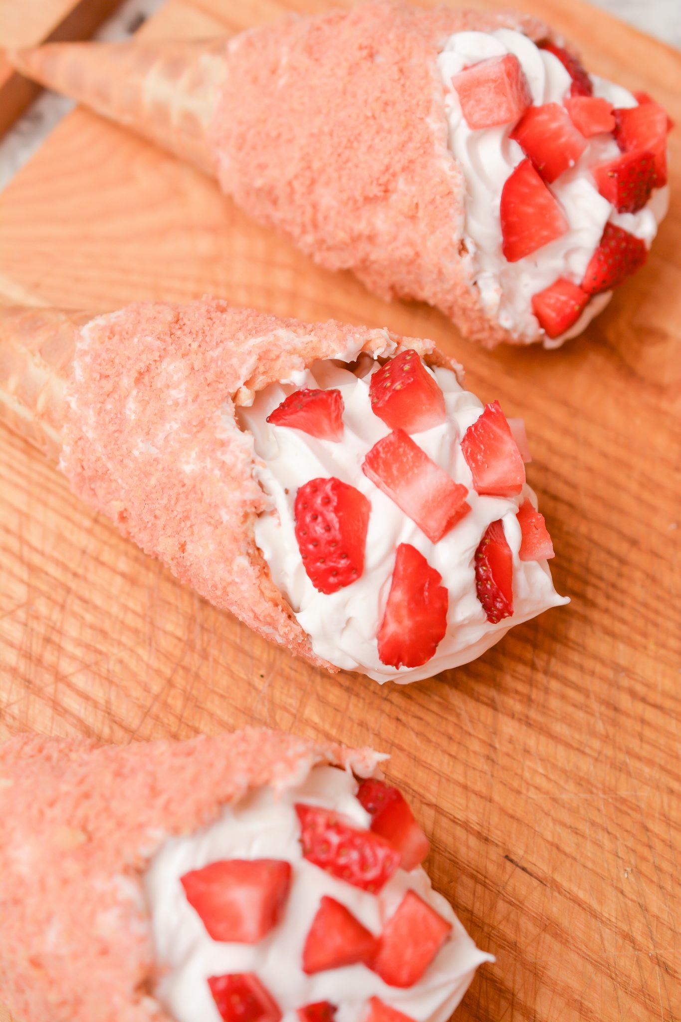 strawberry crunch cheesecake cones recipe
