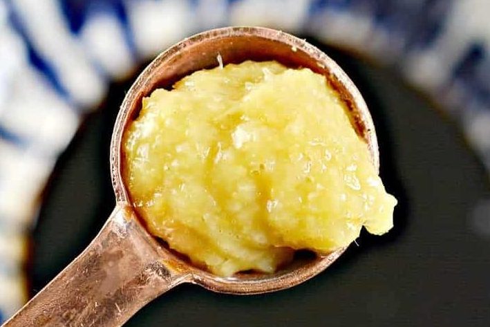 Add ginger paste and another tablespoon of sesame oil.