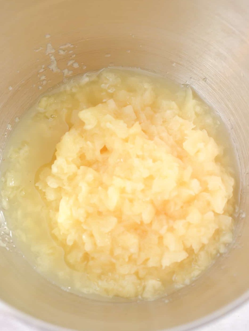 In a mixing bowl, add 1 can of crushed pineapple.