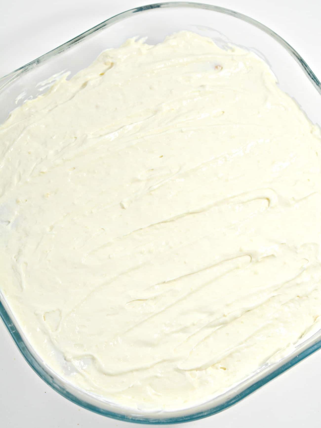 Spread the remaining cream cheese mixture over the graham crackers.