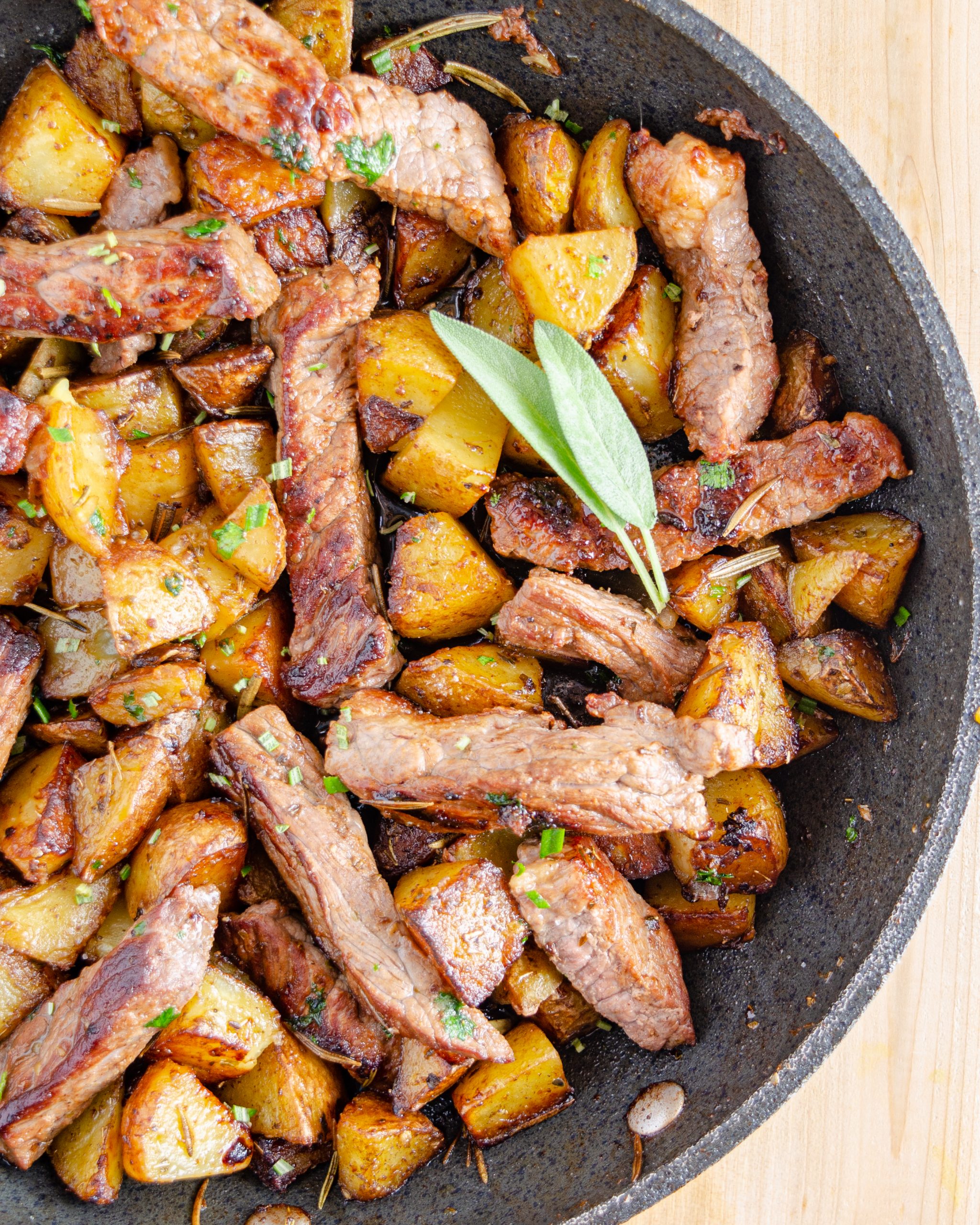 https://sweetpeaskitchen.com/wp-content/uploads/2022/08/Garlic-Herb-Potatoes-and-Steak-Skillet-1-scaled.jpg