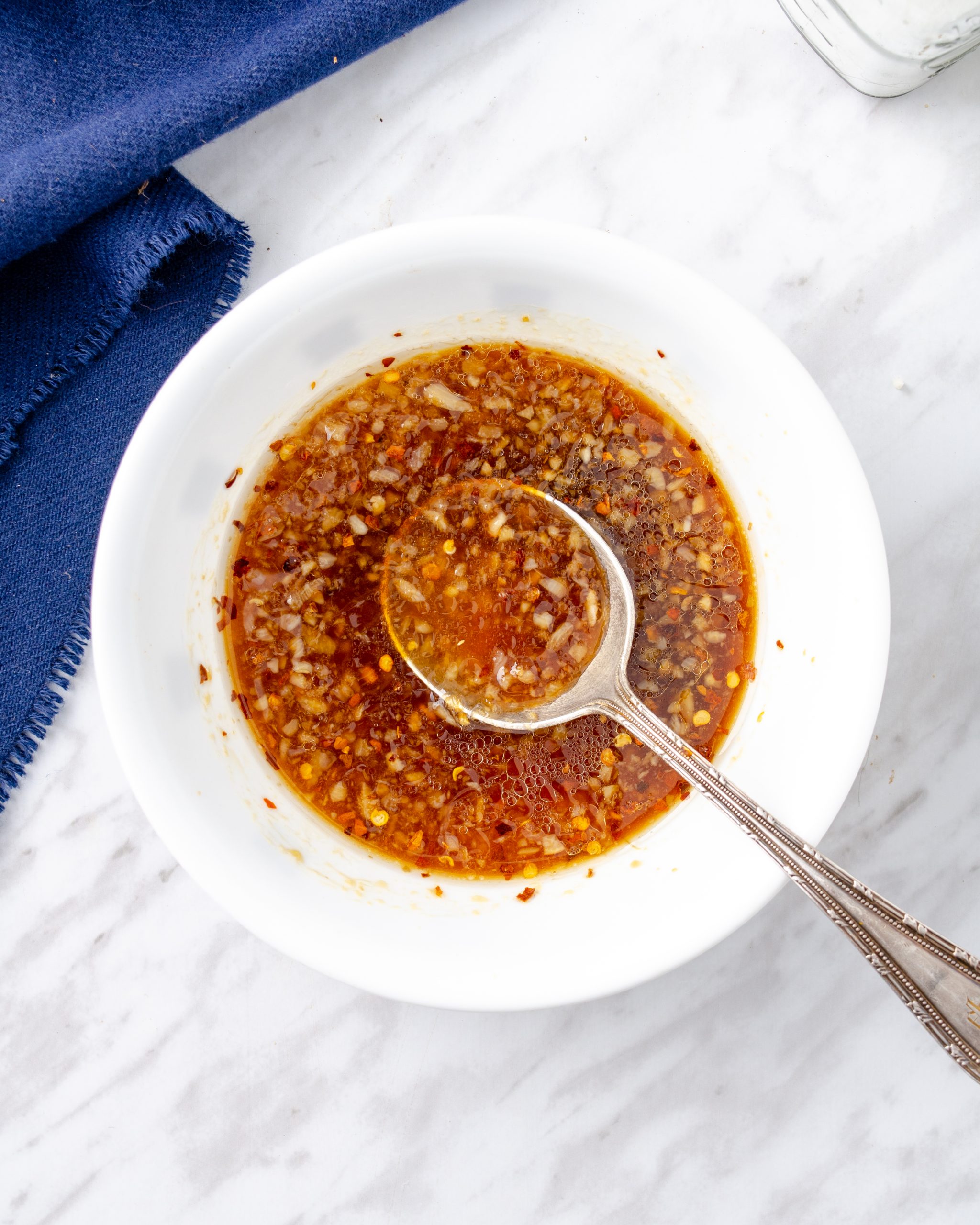 In a mixing bowl, combine the honey, soy sauce, chili flakes, ginger paste, and minced garlic.