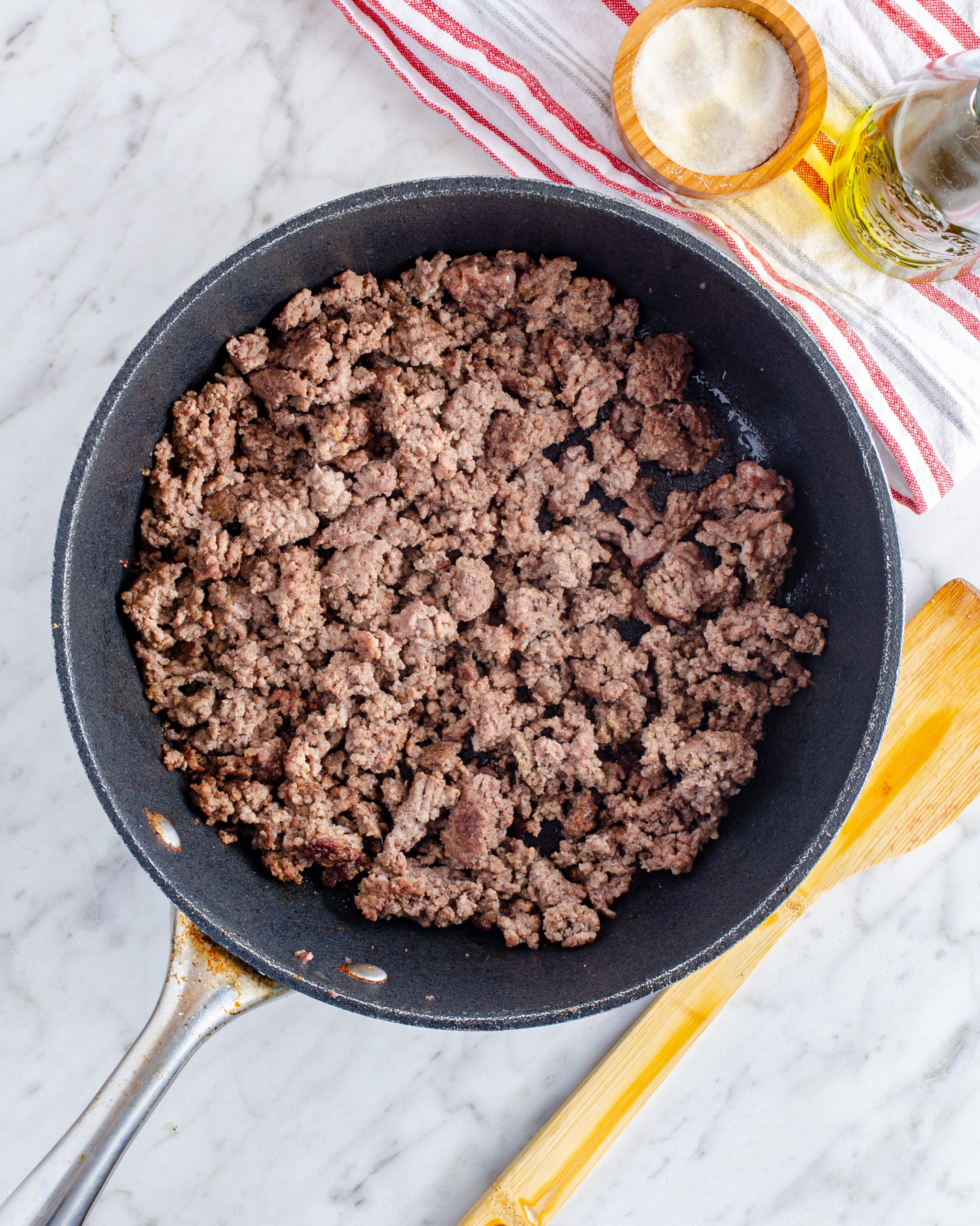 Saute the ground beef in a saucepan or skillet over medium-high heat until completely browned. Drain the excess fat.