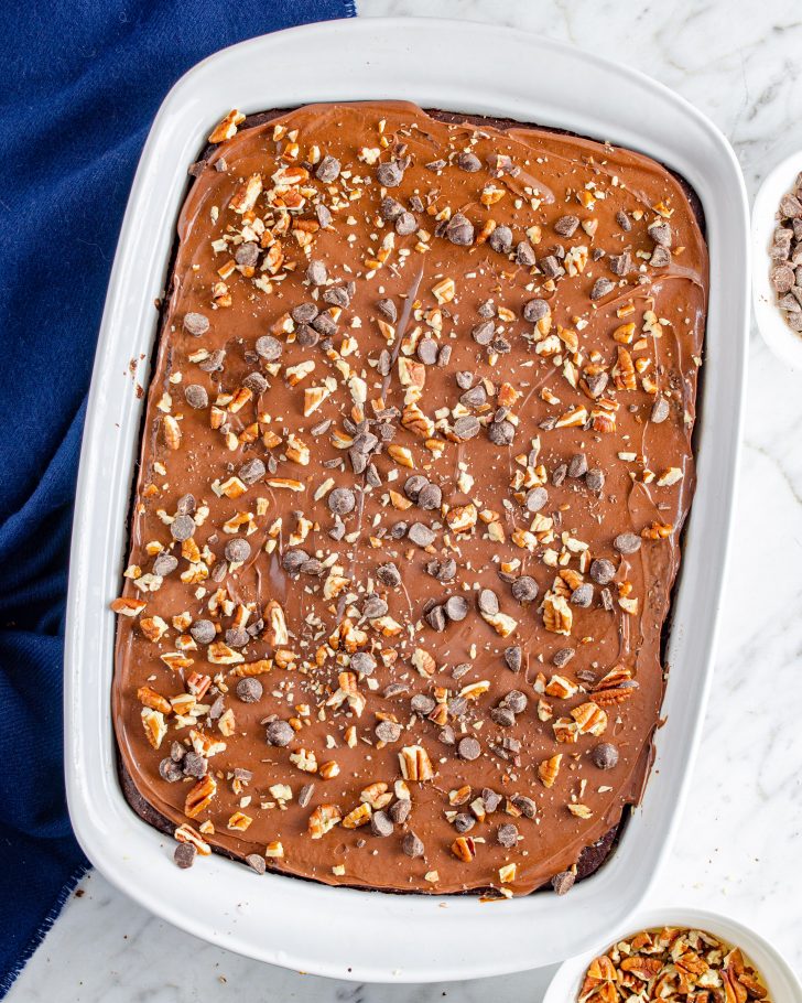 Sprinkle with more chocolate chips and pecans.