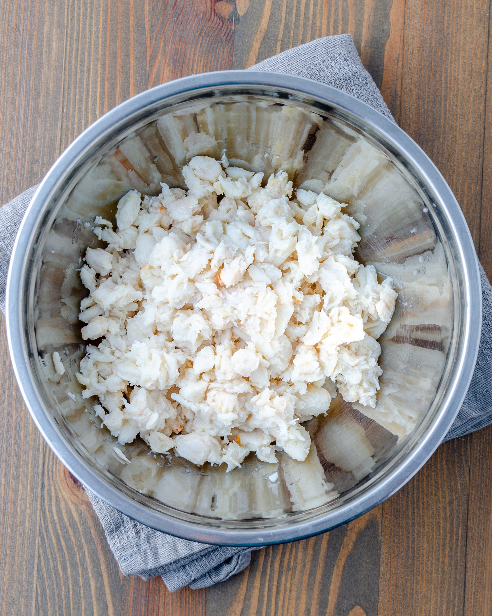 Start by adding the crab meat to a mixing bowl.