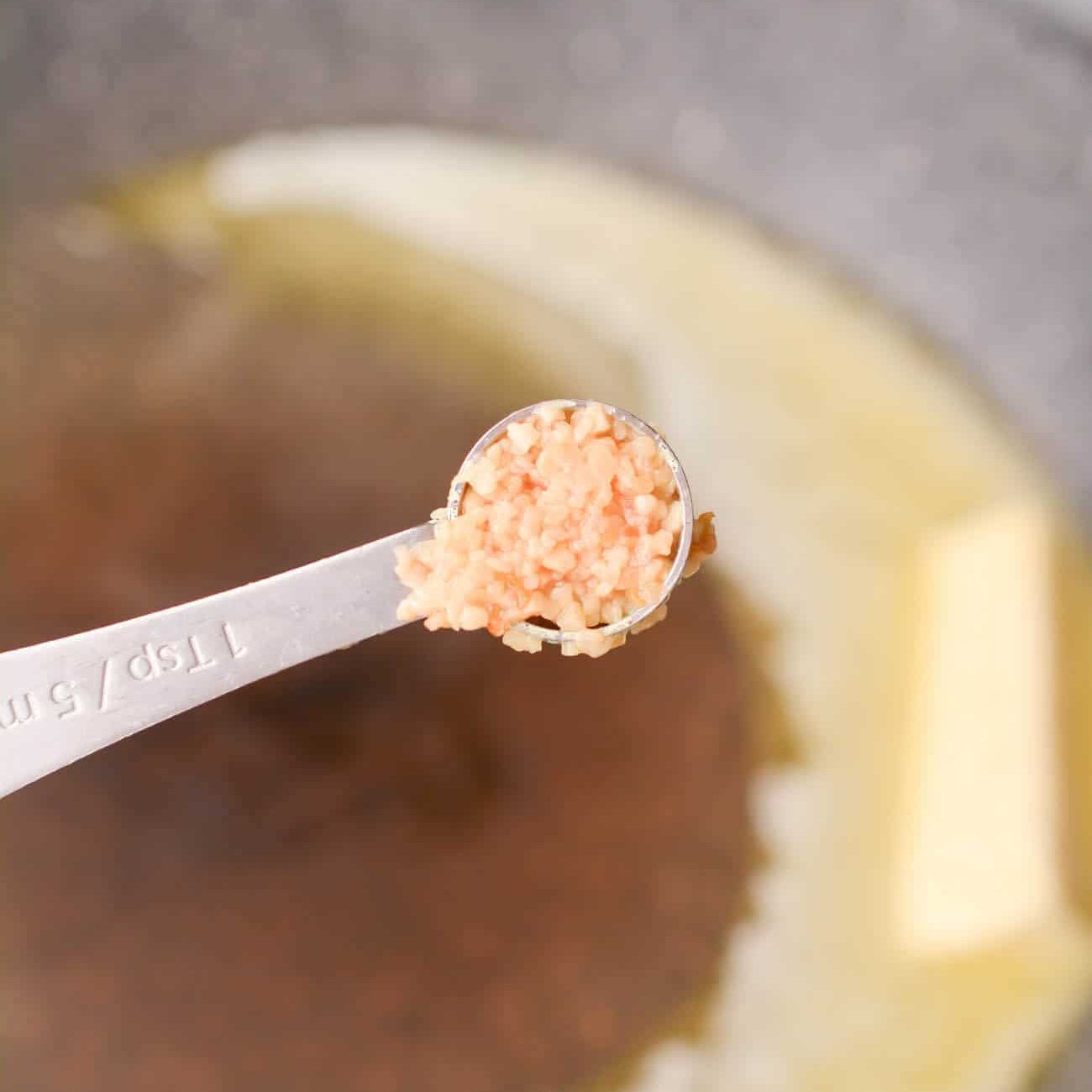 Add the garlic and saute for 1 minute.