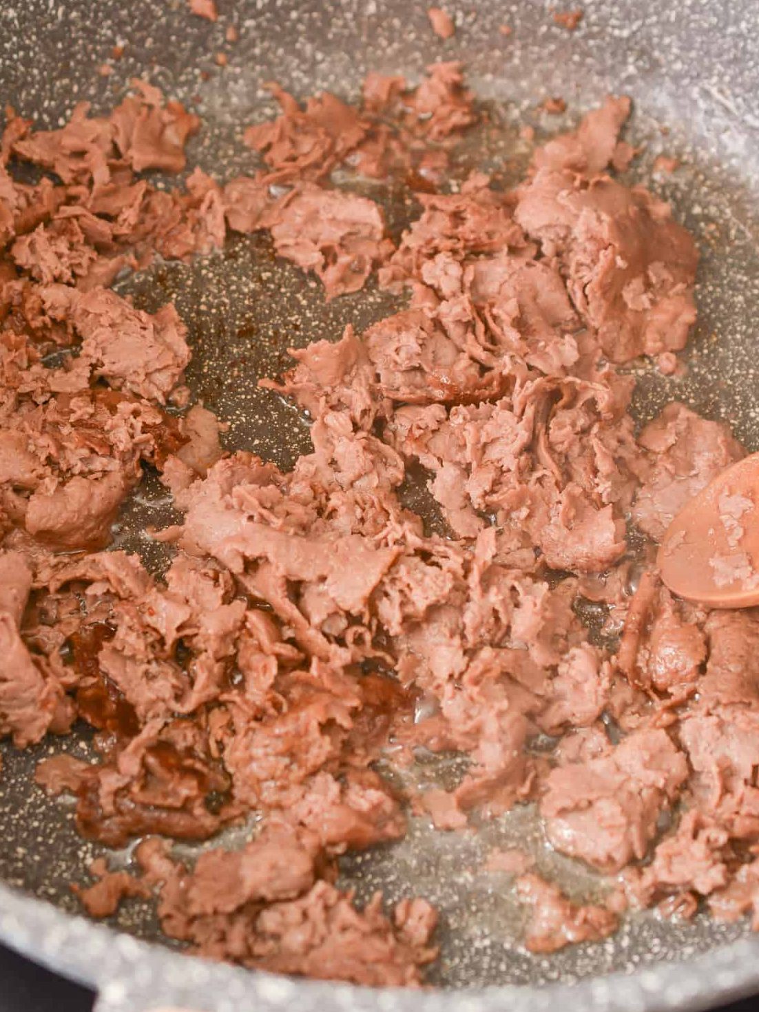 Cook the steak meat in the oil until completely browned.