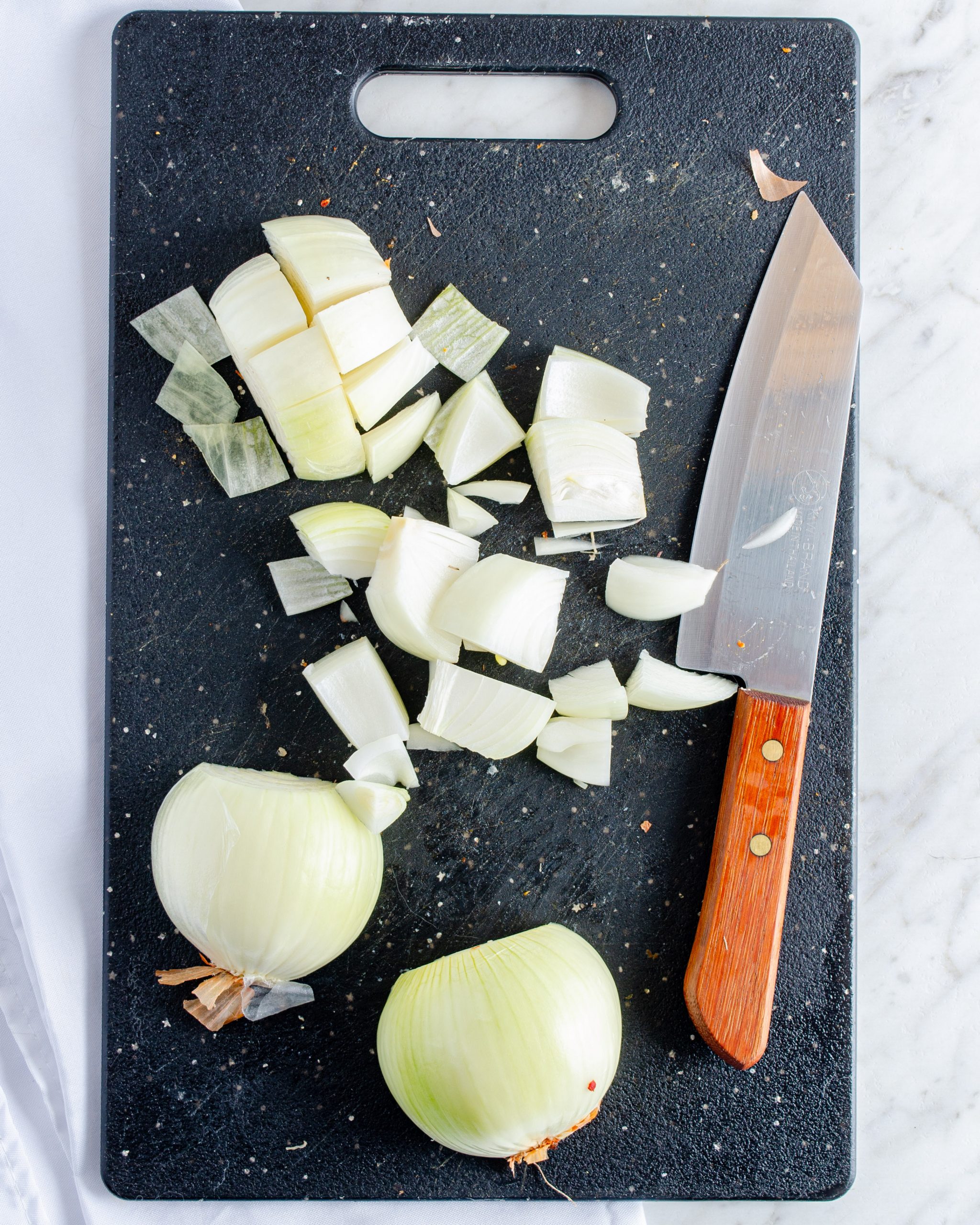 Cut the onions into small slices. 