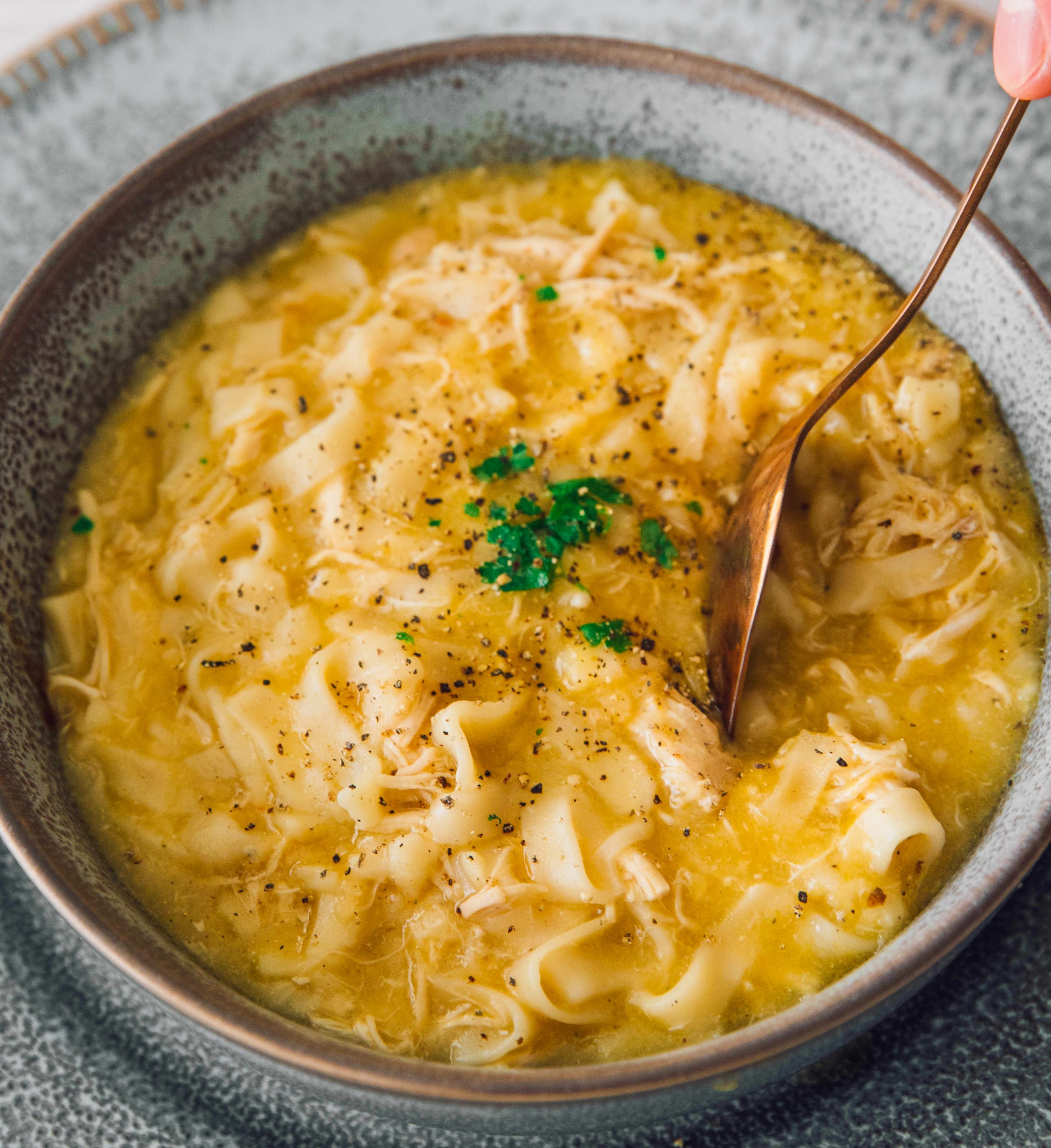 slow cooker chicken and noodles, chicken and noodles slow cooker, slow cooker chicken and noodles recipe