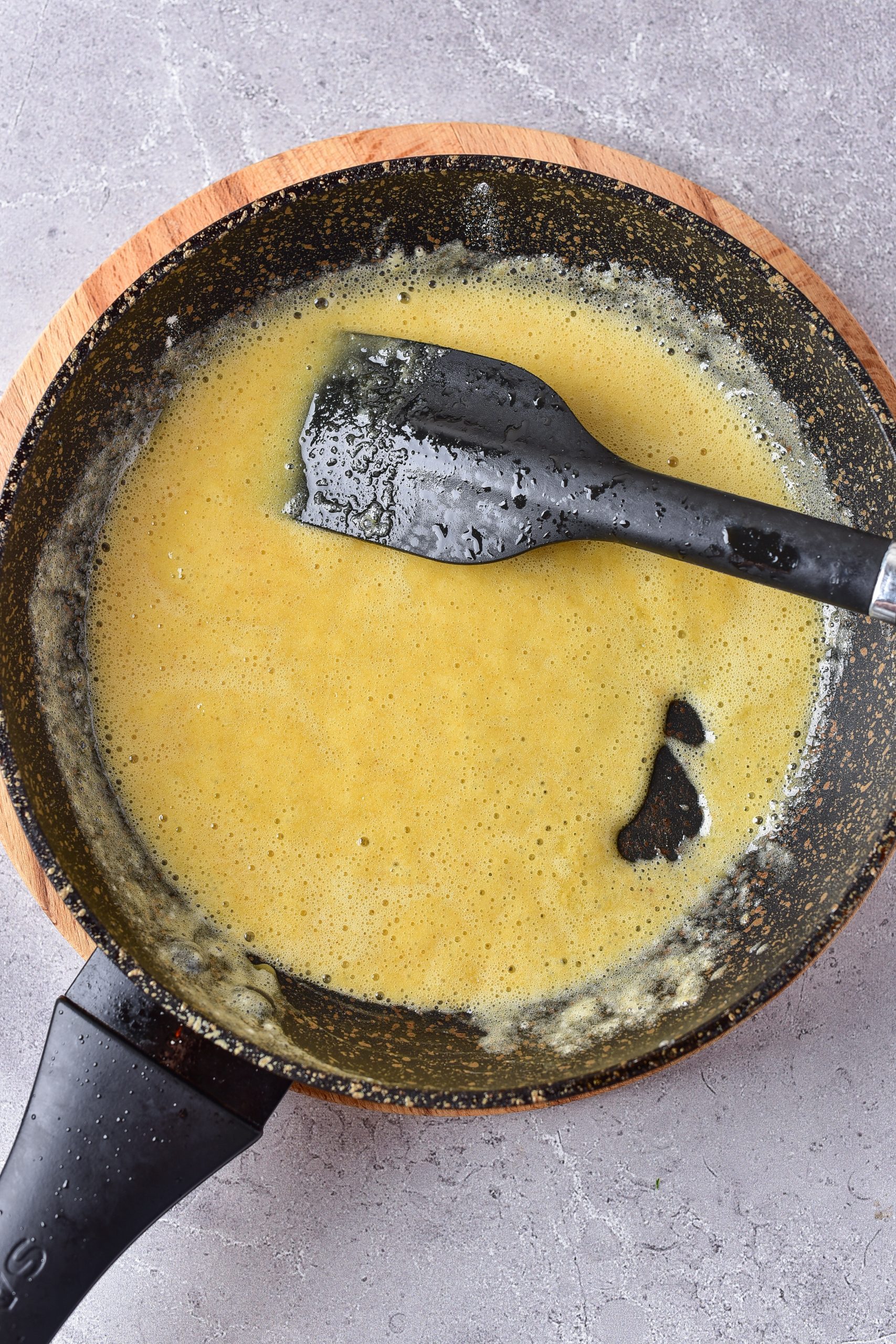 In a separate small saucepan, melt 4 tbsp of butter over medium heat, and add the flour to it. 