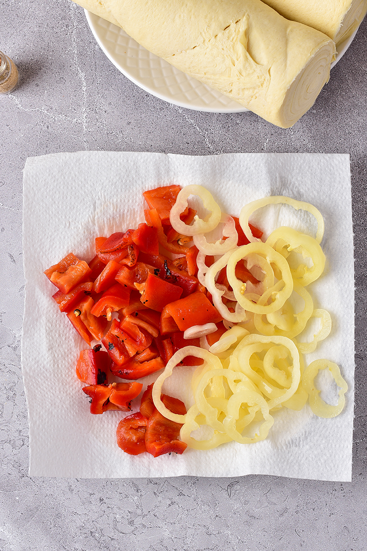 Slice the peppers into small pieces and rings.
