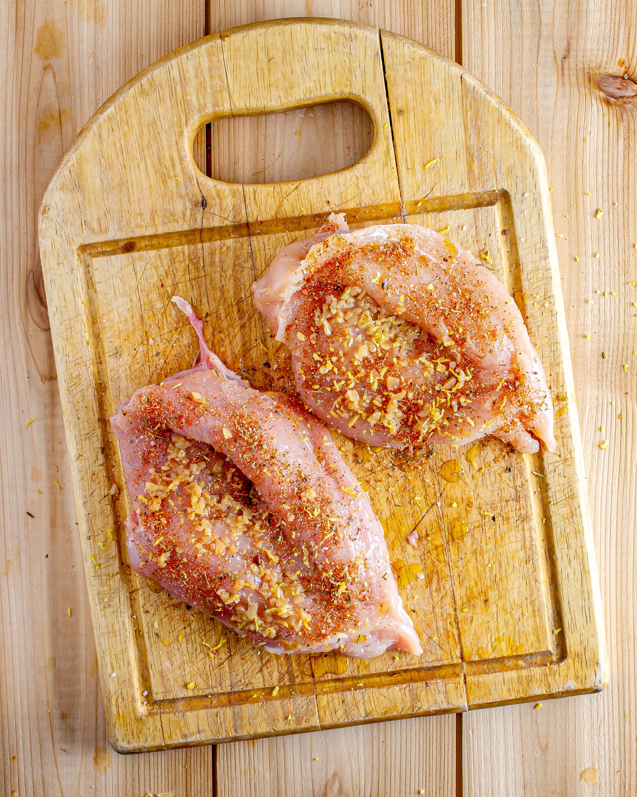 Drizzle the chicken breasts with olive oil, and sprinkle with the seasonings, 1 tsp of garlic, and lemon zest.