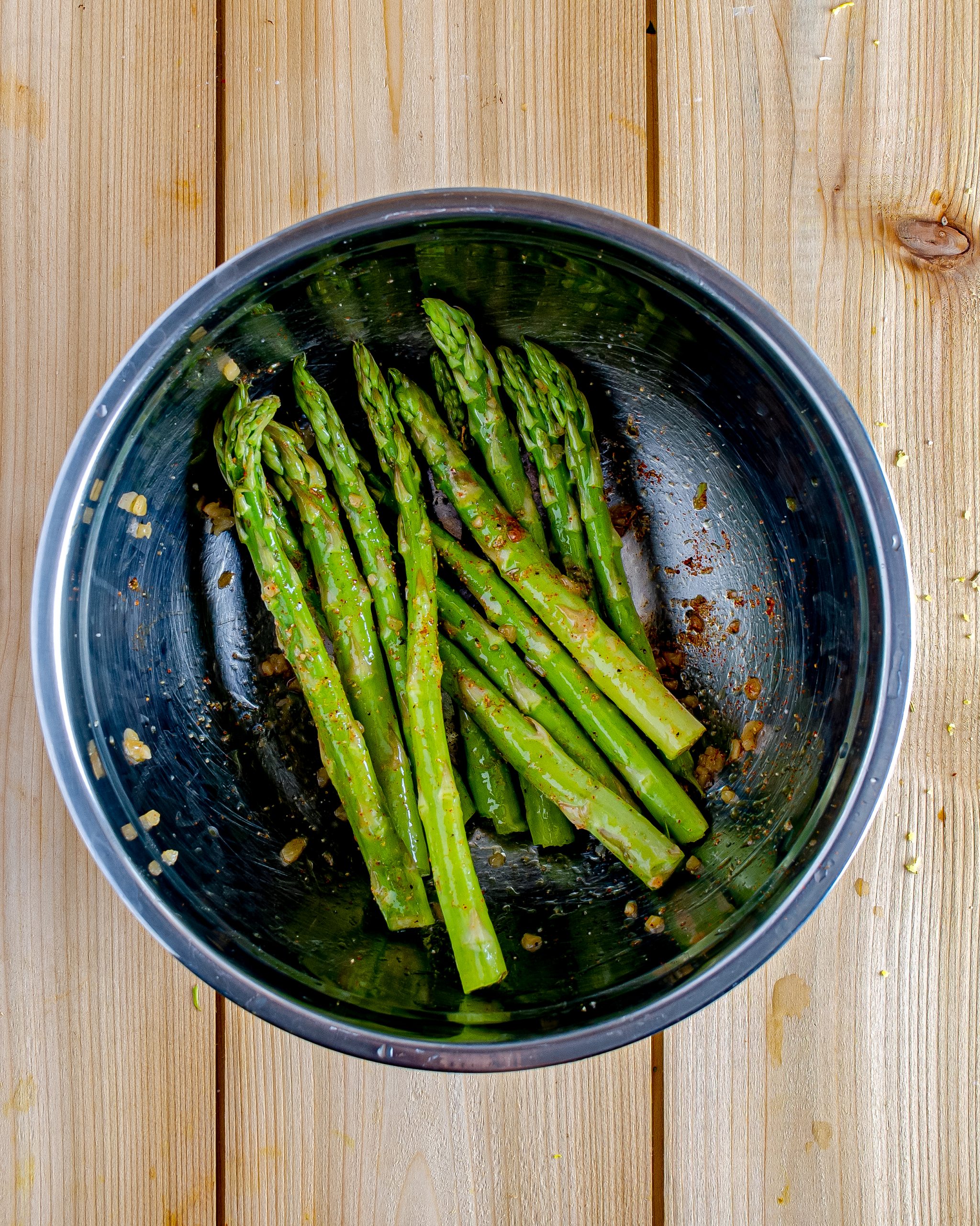 Mix together 1 Tbsp. olive oil, asparagus, garlic, and red pepper flakes in a bowl.