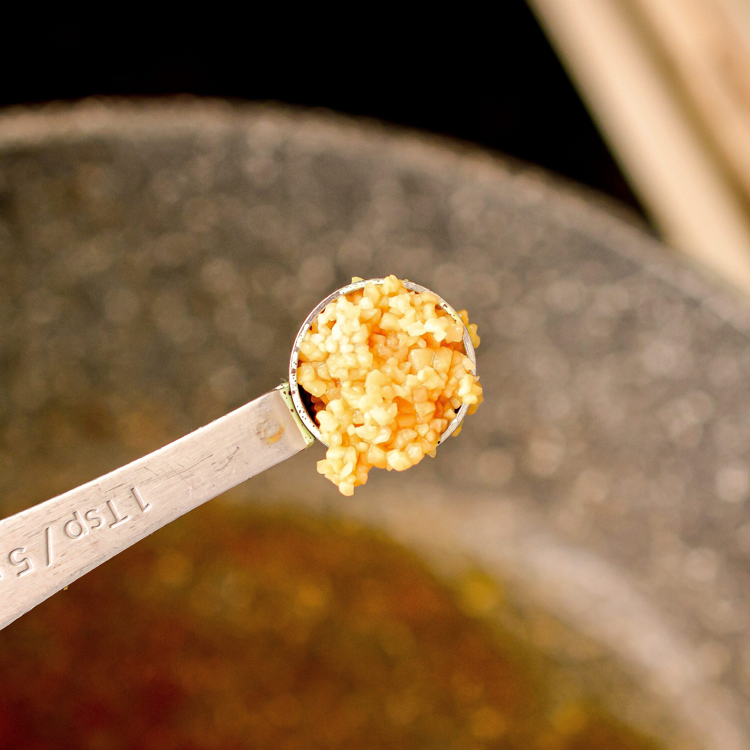 Heat the sesame oil in the same skillet, mix in the garlic and saute for 30 seconds.