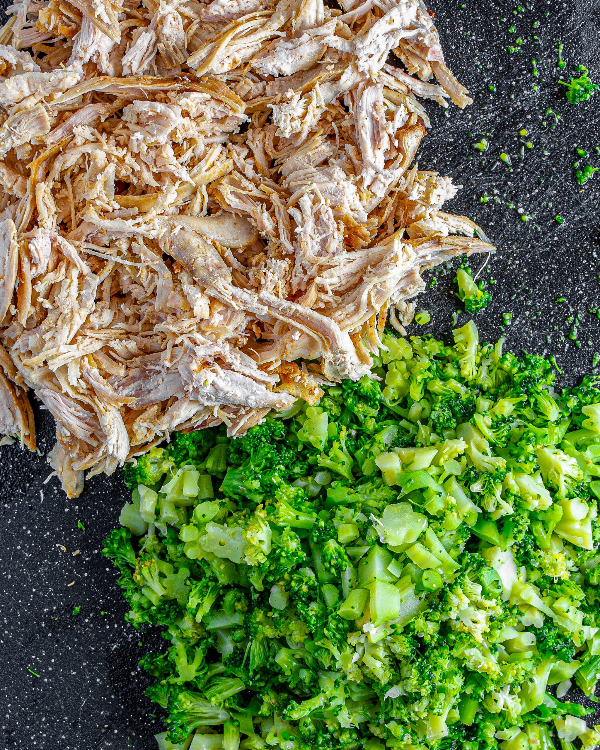 Mix together the chicken, broccoli, and garlic powder.
