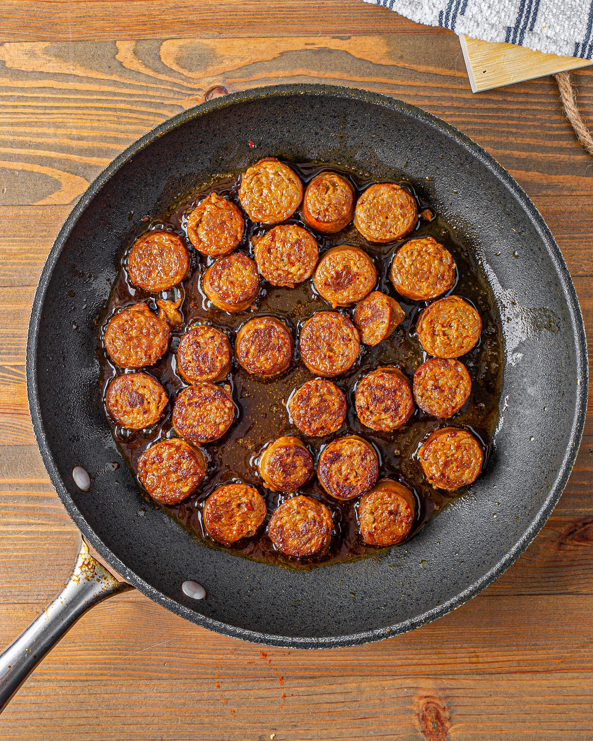 Heat a tablespoon of oil in a skillet over medium-high heat, and saute the sausage until browned on both sides and cooked through. Remove the sausage and set aside. 