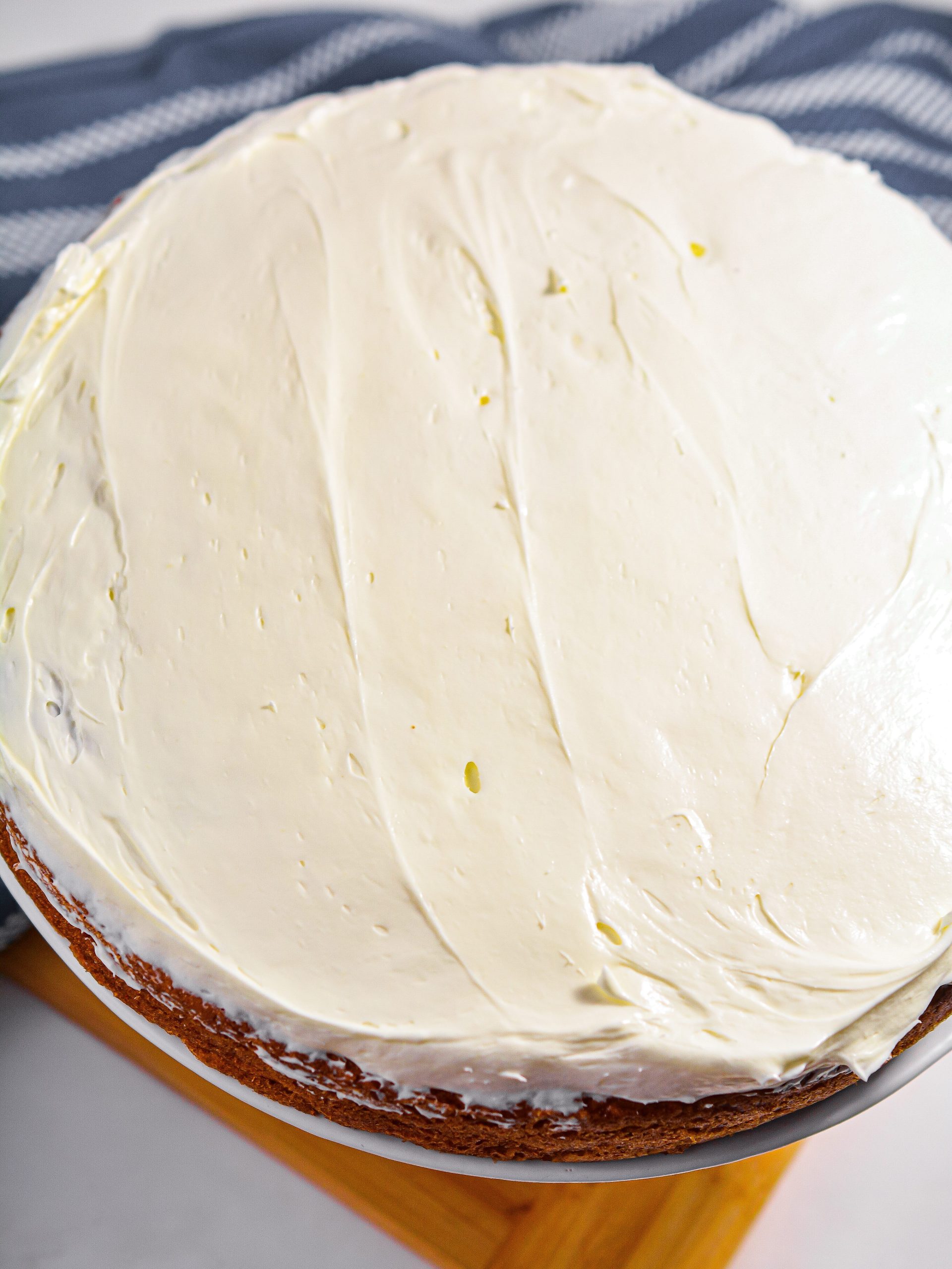 Place a layer of cake onto a tray or serving dish, then top with a layer of frosting.