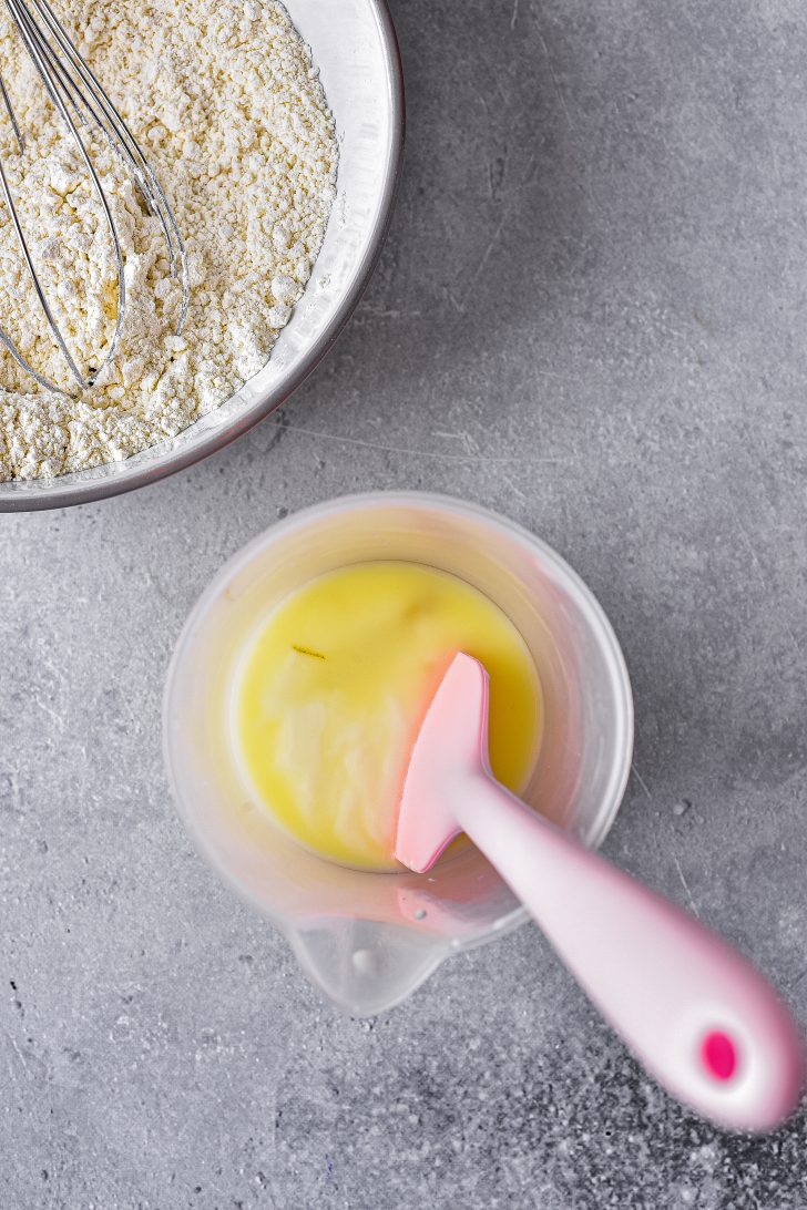 Combine buttermilk, lemon juice, and vanilla in a liquid measuring cup.