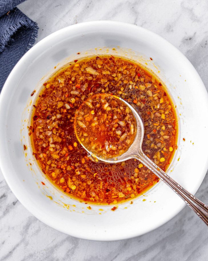 In a mixing bowl, combine the honey, soy sauce, chili flakes, ginger paste, and minced garlic.
