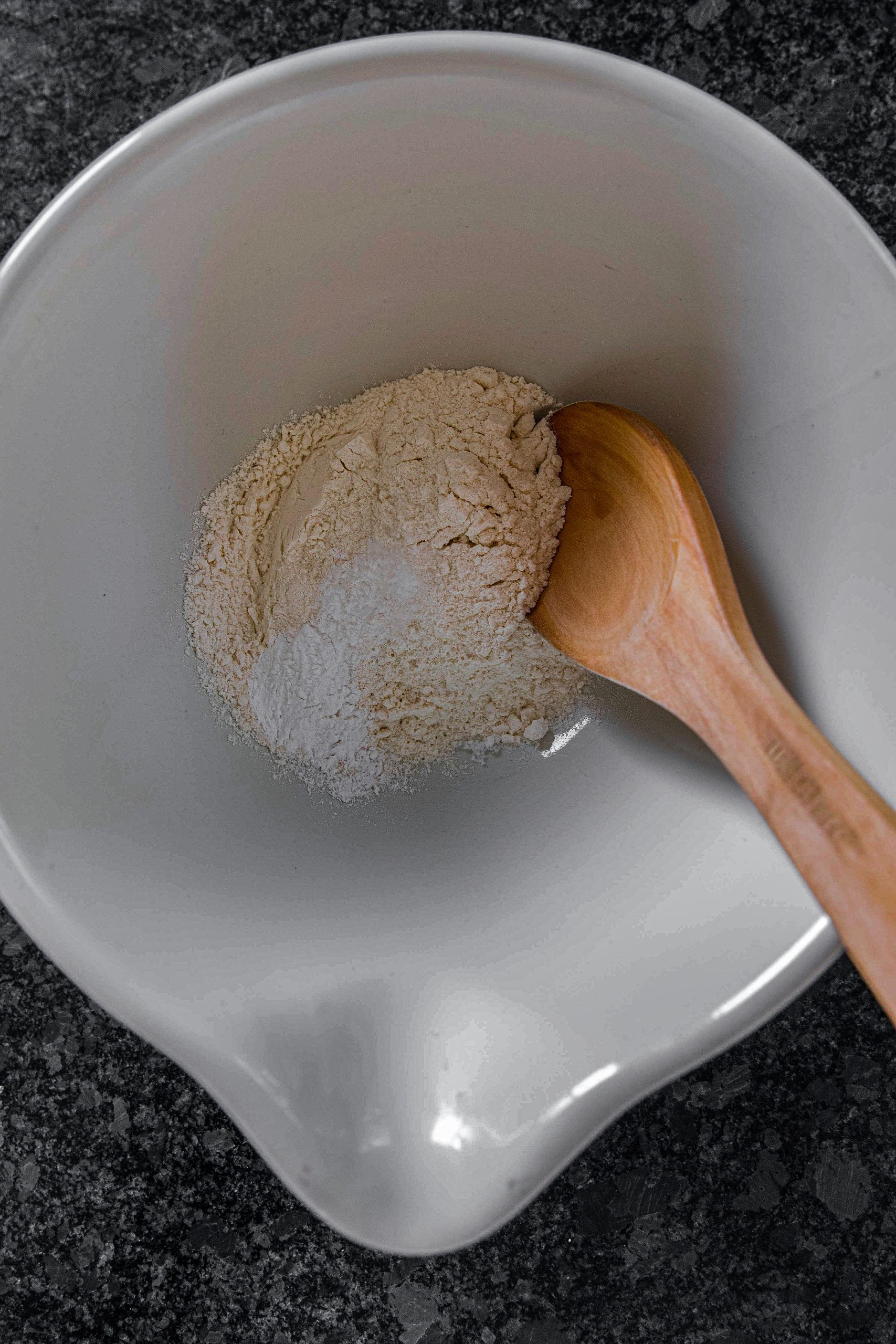  In another bowl, mix all the dry ingredients: flour, baking powder, and salt. Mix until well combined.