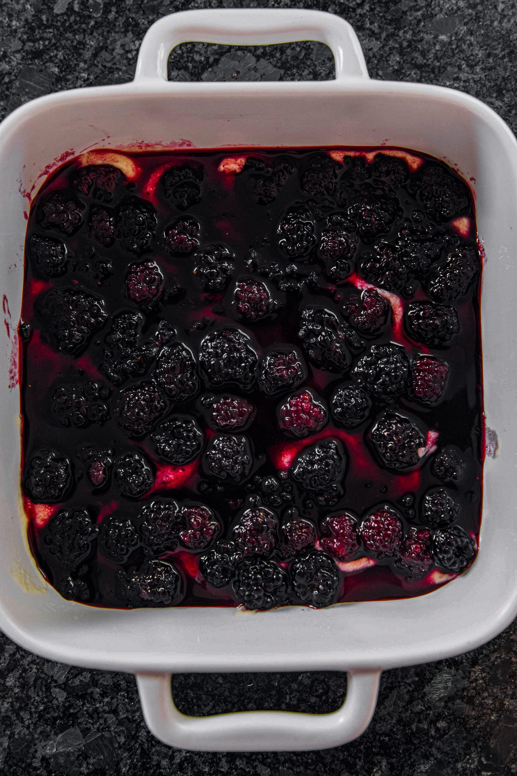 To finish, pour the blackberries with sugar on top of the mixture and distribute it carefully. Bake for 45 minutes, and cool for 5 minutes before cutting.