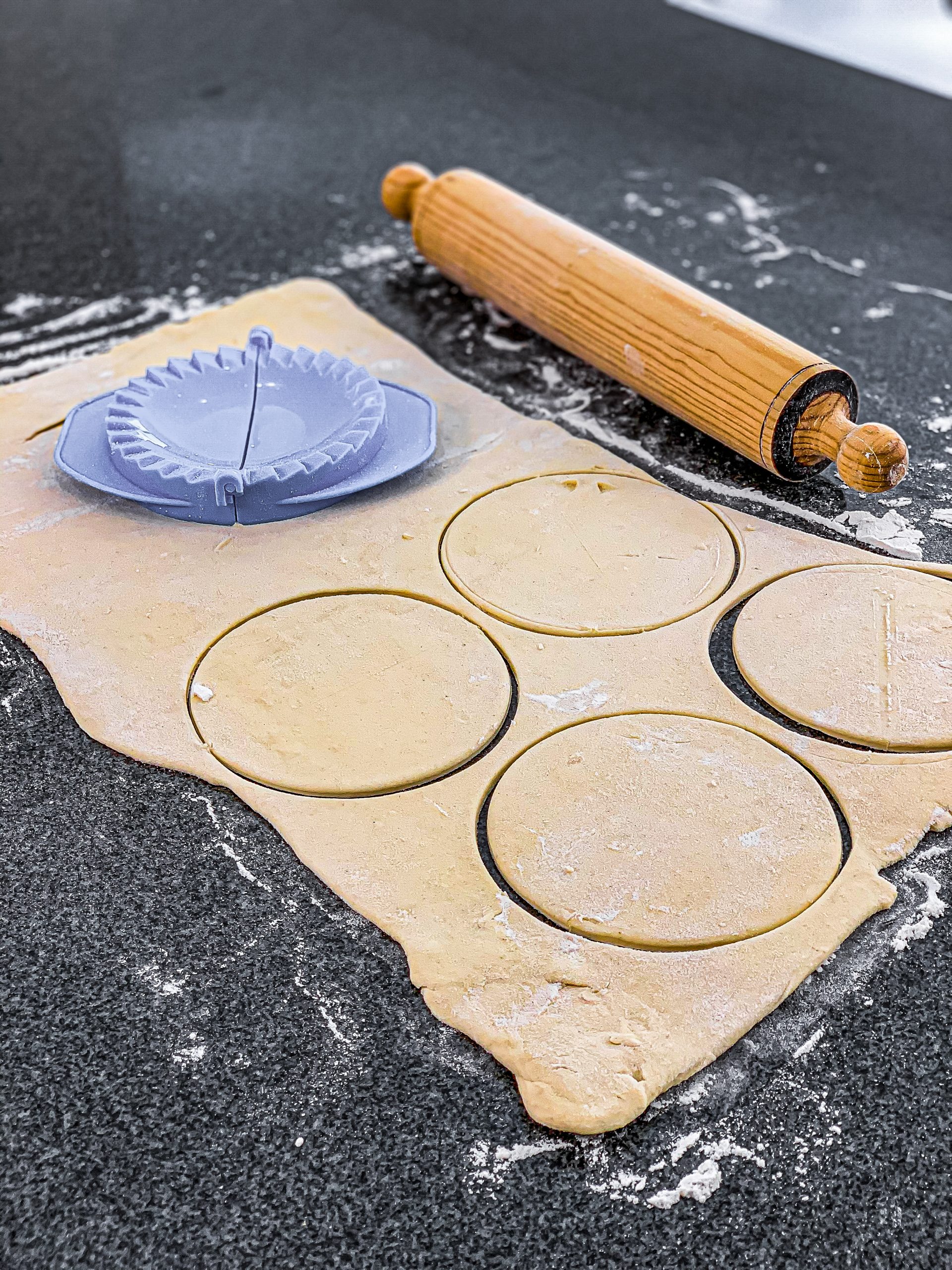 Remove the dough from the refrigerator and roll it in a floured surface. Use a dough press to cut circles. You can also use a round container as a mold.