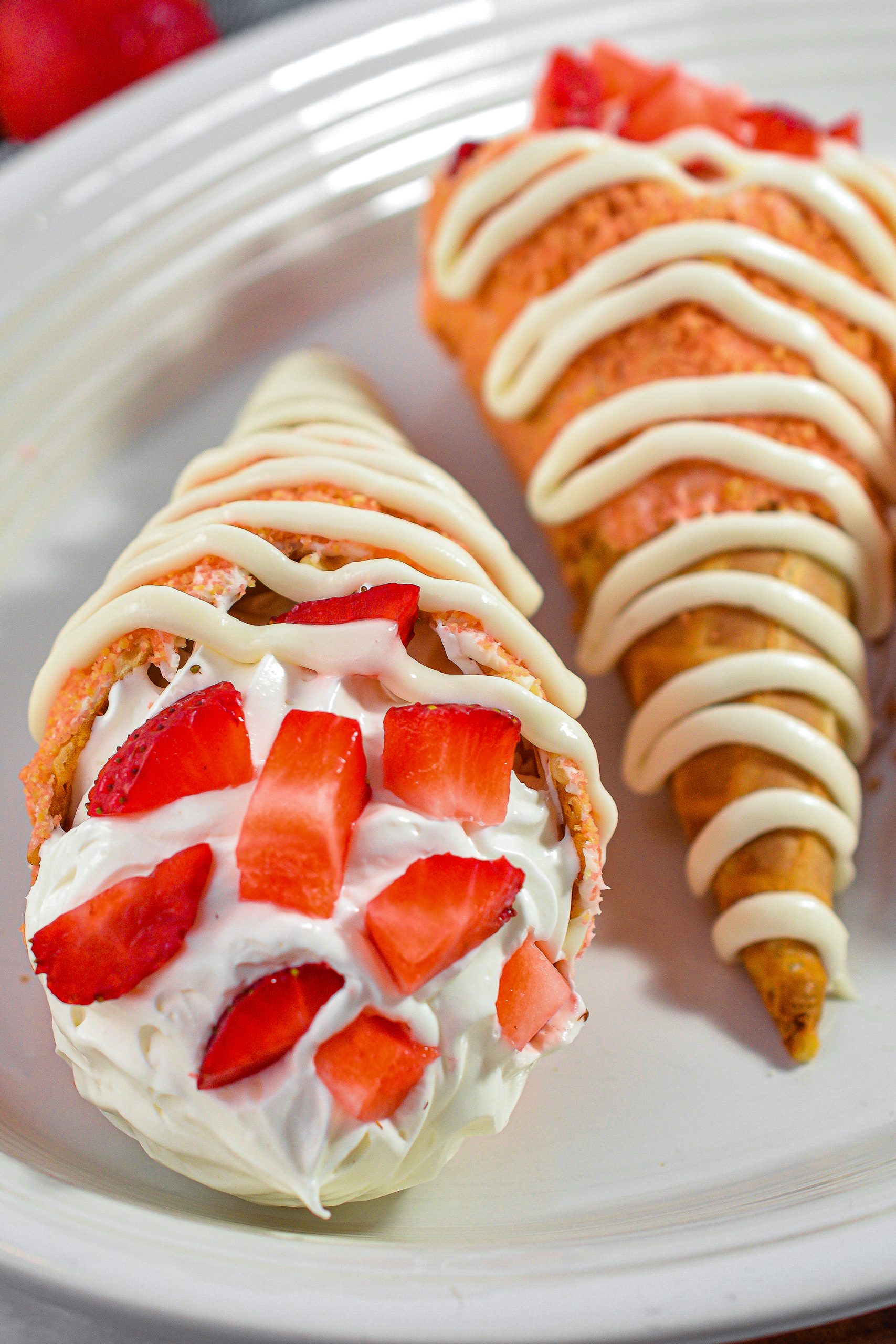 strawberry crunch cheesecake cones, recipe for strawberry crunch, cheesecake cones recipe