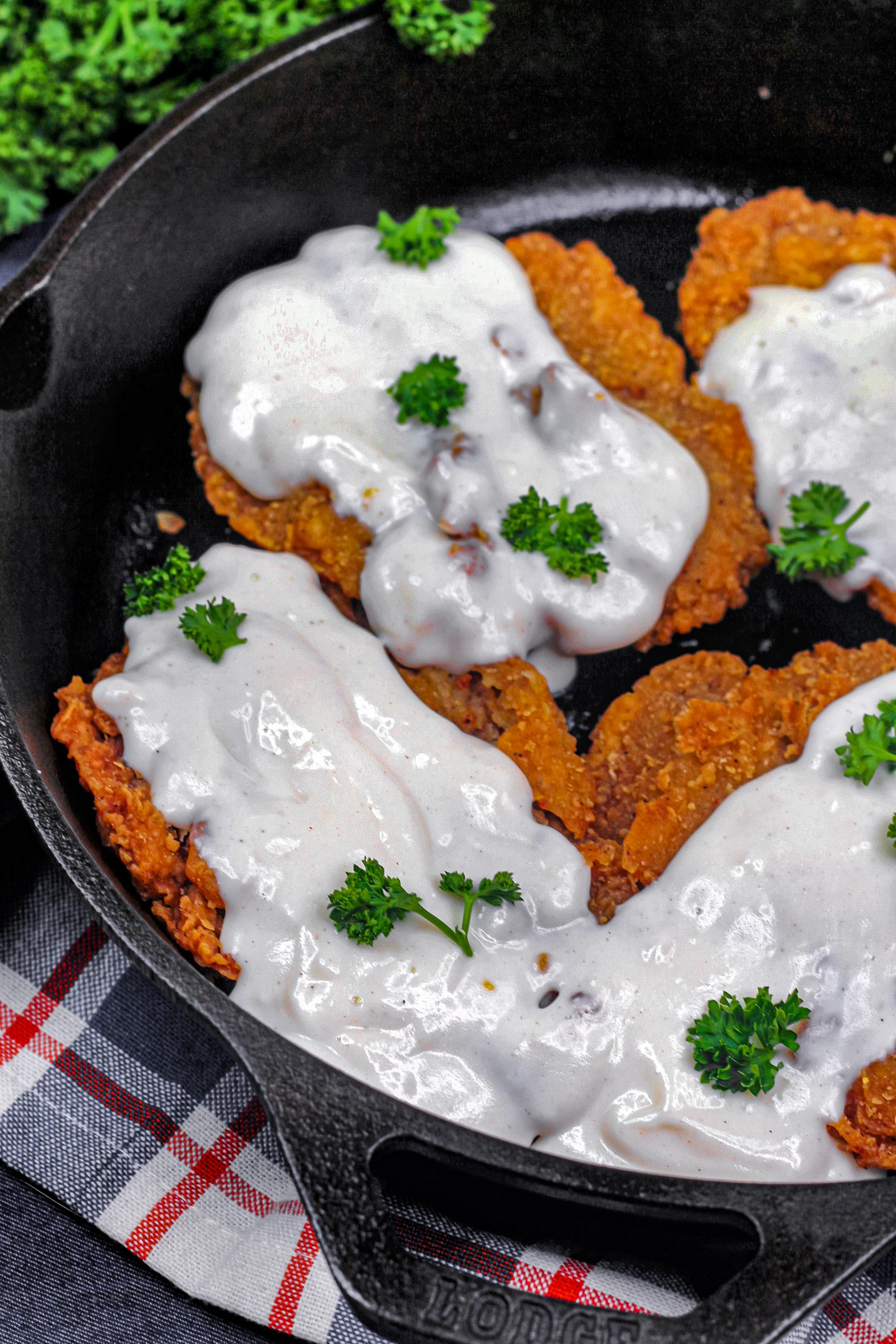 Drizzle gravy on top of the fried steak and serve with mashed potatoes.