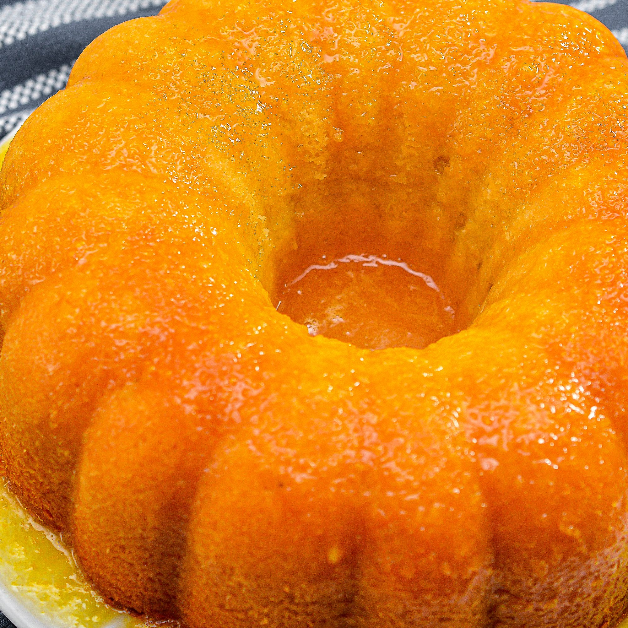  Pour the glaze over the cake and let sit for 10 minutes before serving.