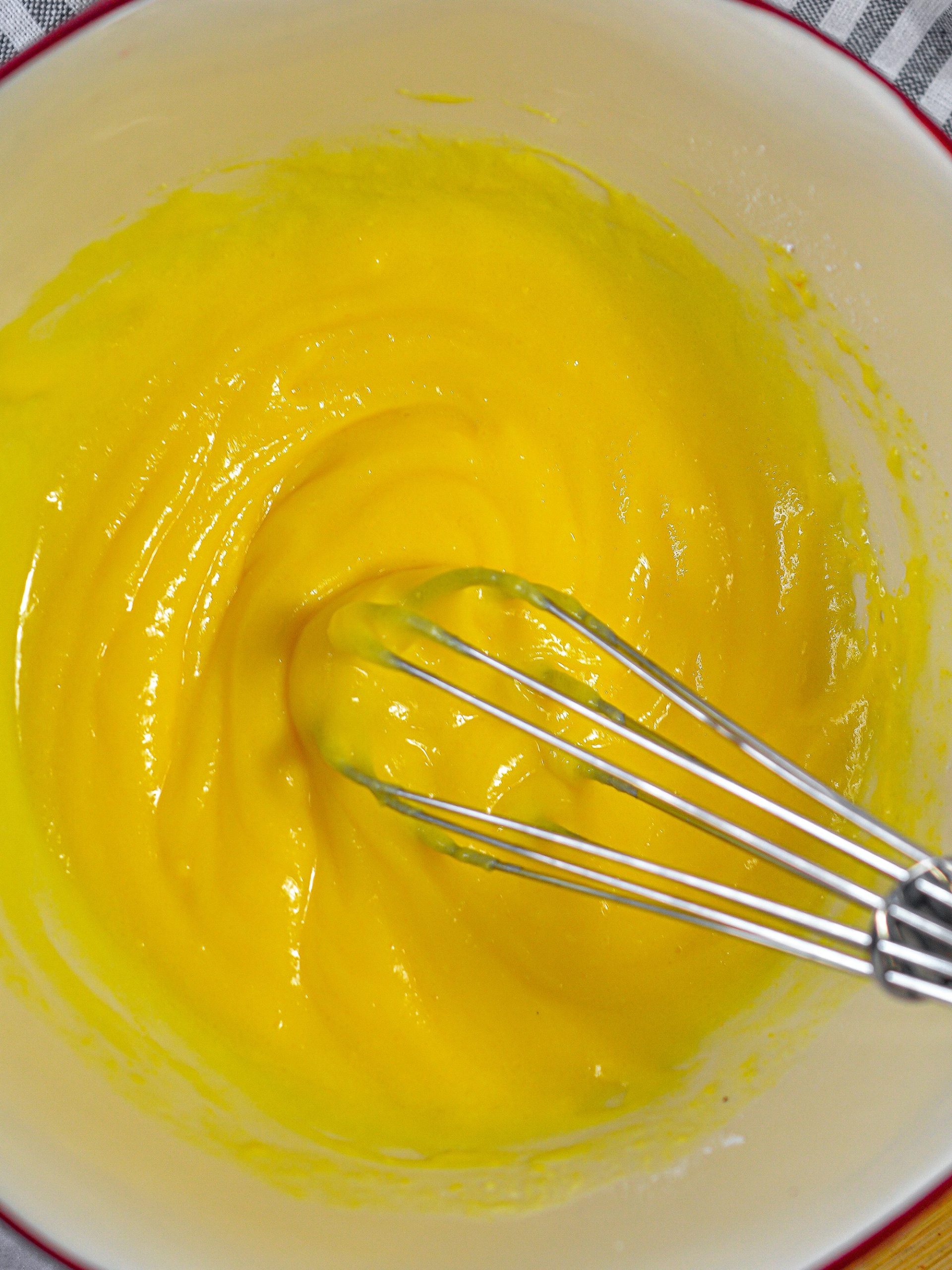 In a separate bowl, whisk together the pudding mix and the mix until smooth.