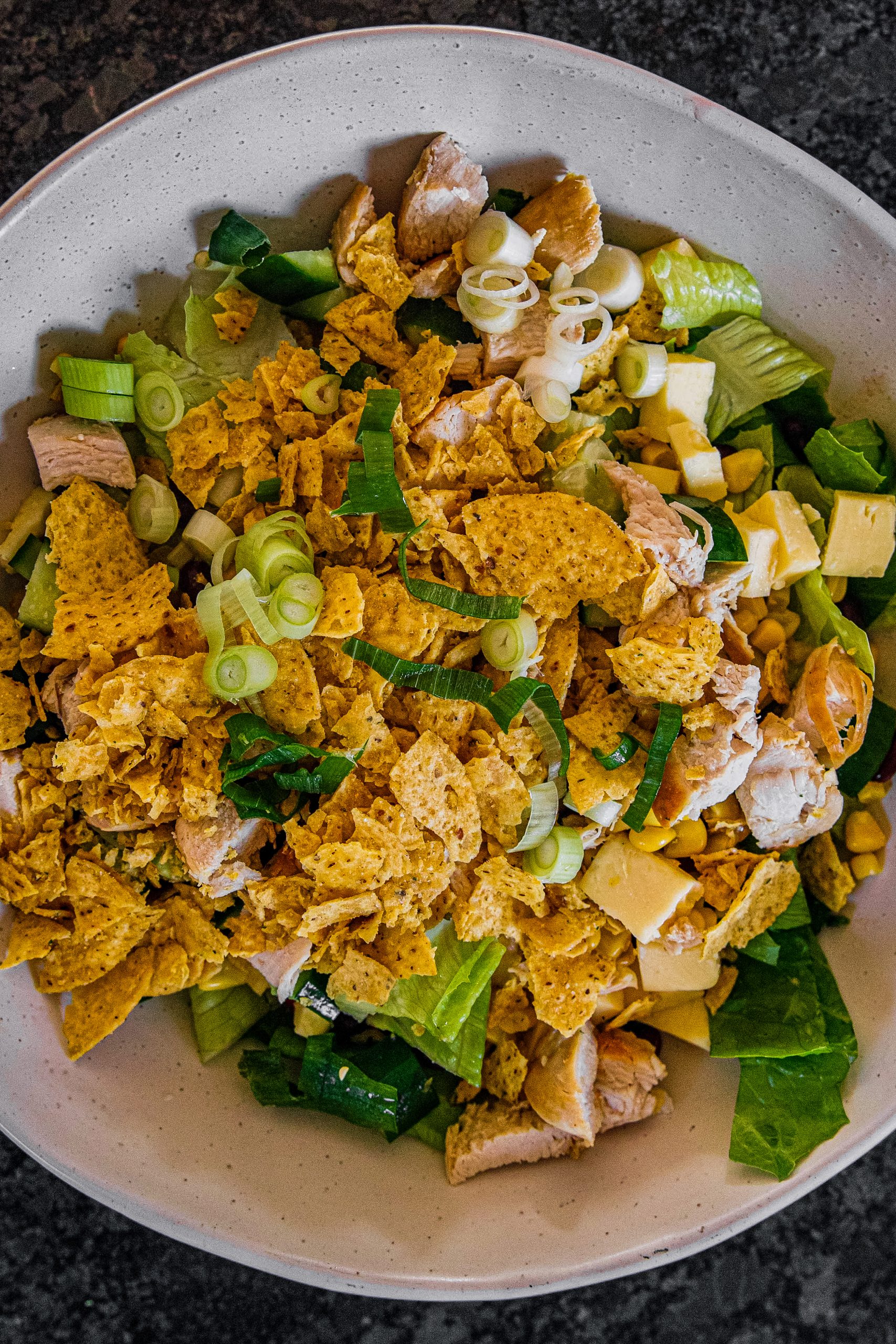  In a large bowl, add the ingredients for the salad and mix carefully. Gradually, add the dressing and mix until it’s coated. 