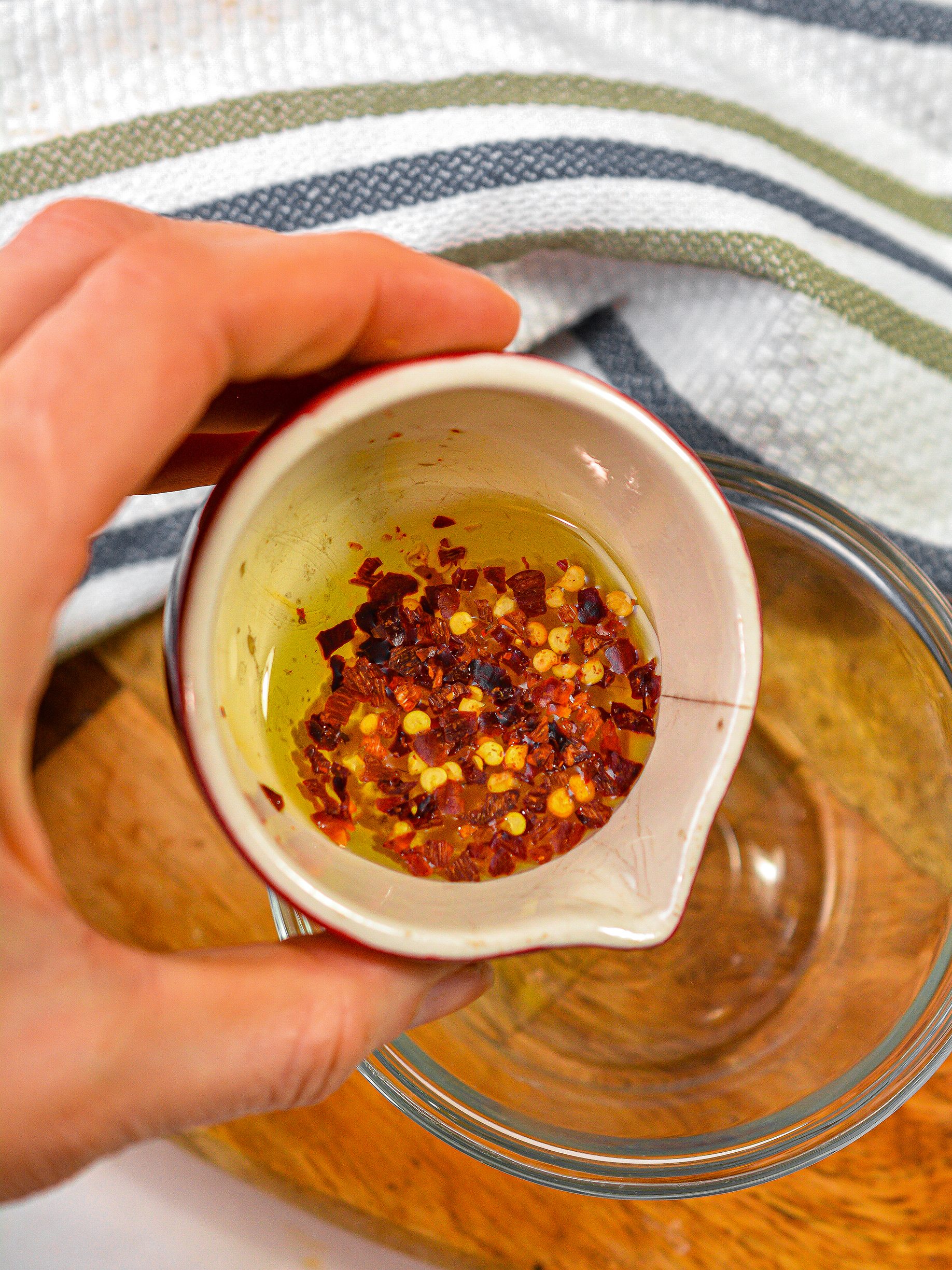 In a bowl, combine the chili oil, oyster sauce, honey and pepper to taste.