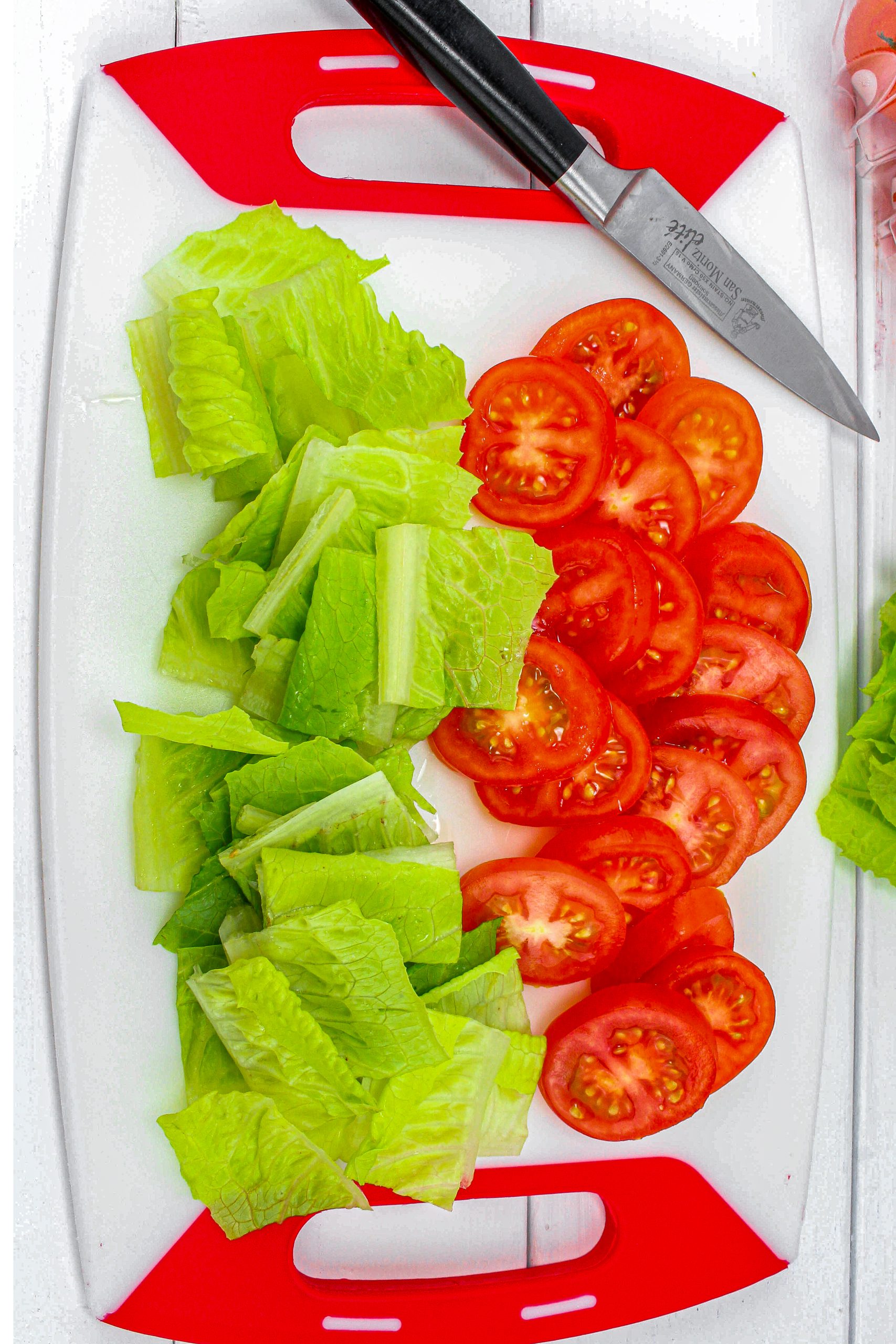 Cut the tomatoes into 4 slices and cut the lettuce into small pieces.
