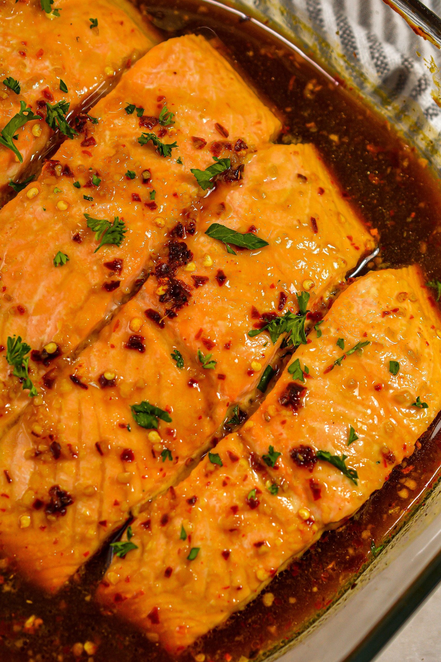  Spoon the sauce over the salmon and garnish with green onion and sesame seeds before serving.