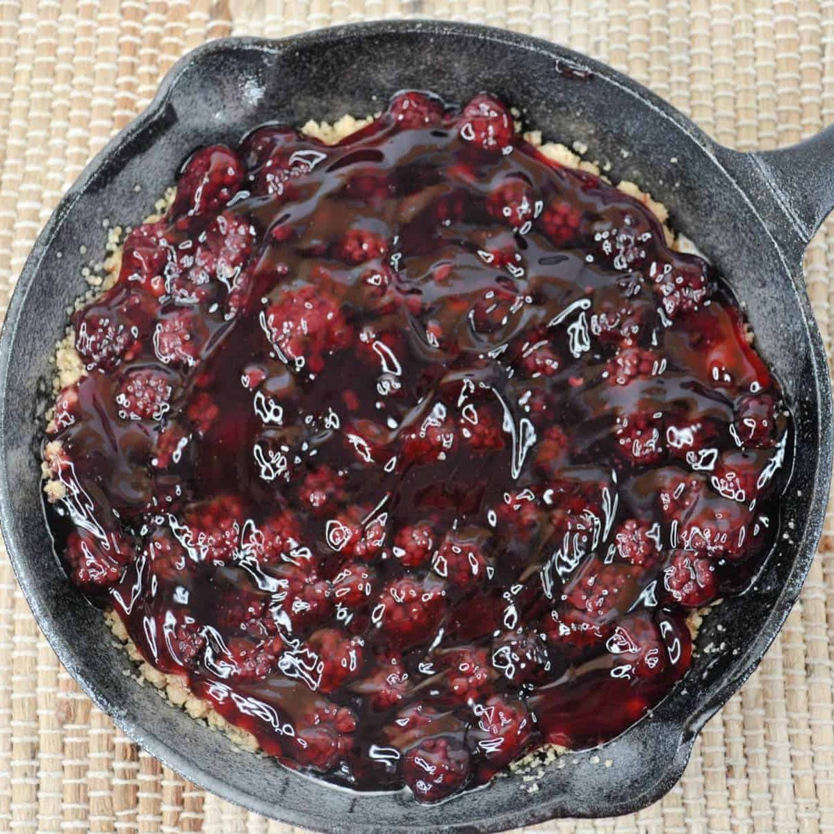  Sprinkle the blackberries on top of the crust.