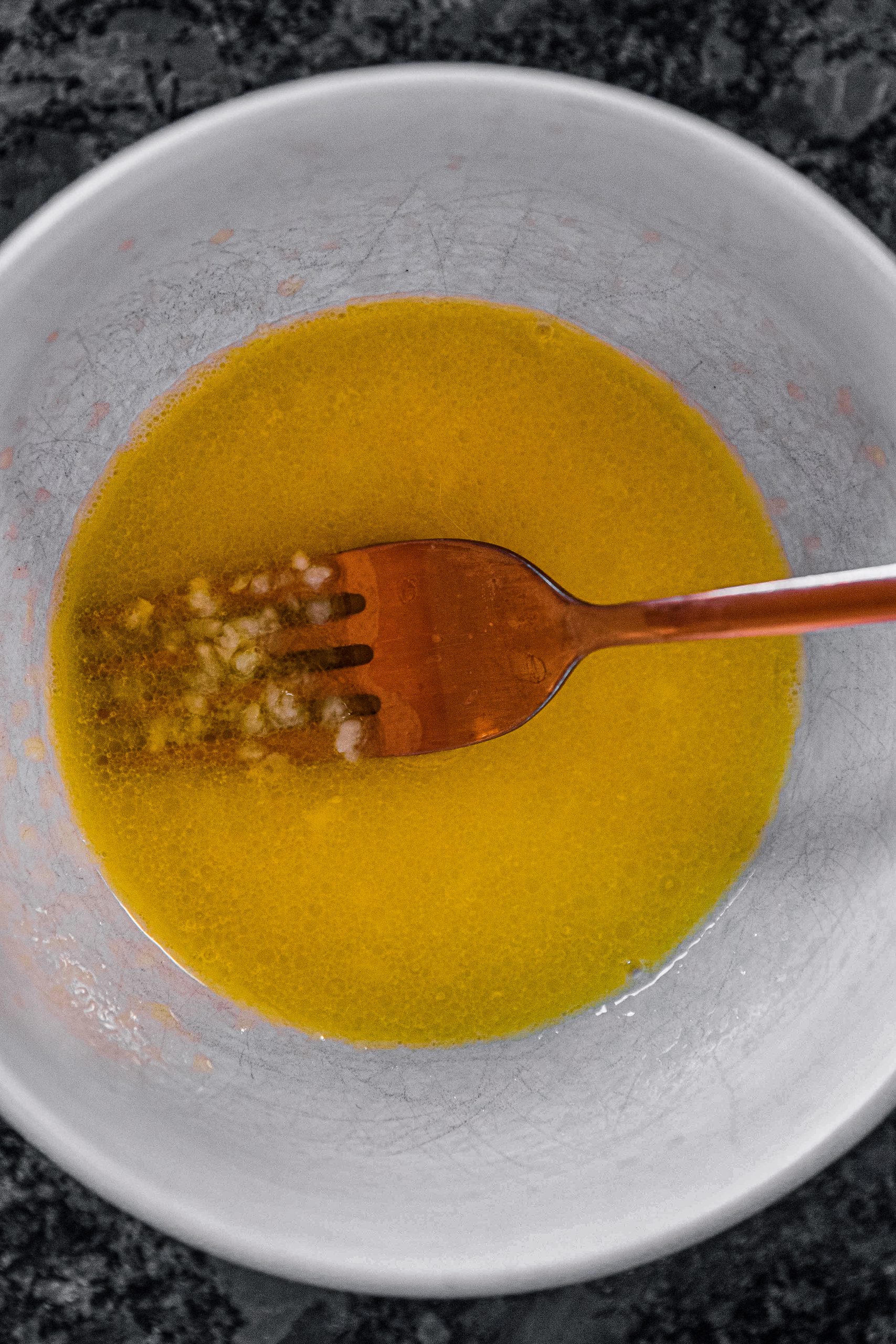 In a bowl, whisk together melted butter, minced garlic, honey and lemon juice.